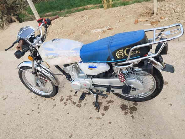 سلام عليكم... 
دراجة تايگر للبيع مديل 24 وطالعه بـ 25 مكفوله كفاله عامه اي نقص مابيه اوراق اسكنر دراجة نضيفه كلش وبعد انضف من الصوره... لونه ازرق. مكاني ديوانيه بين عفك وسومر السعر خاص  واللاستفسار اكثر اتصال ع رقم ***********
