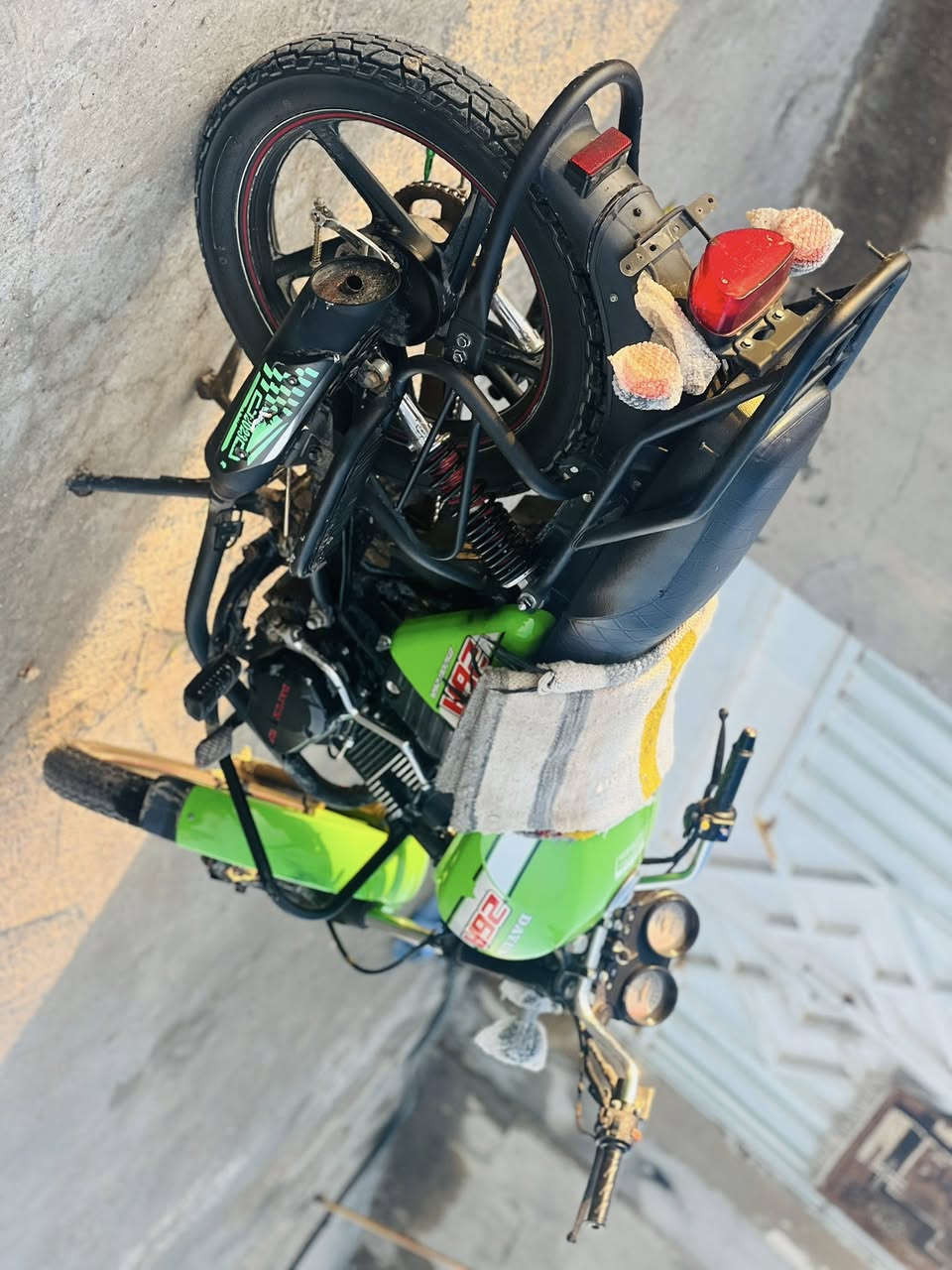 سلام عليكم دايوان نفخ موديل ٢٢  طالعه بل ٢٣  وراق سكنر محرك 200cc دراجه بحالت لوكاله مكفوله كفاله عامه كله شغاله بعد حله من صوره سعر (مليون و150) وبيه مجال مكان بابل محاويل قرب علي بن لحسين  شراي خاص او اتصل ***********
