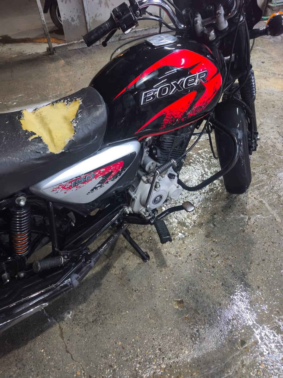 سلام عليكم 
دراجة بوكسر موديل 23 الدراجة كلها على وضع الشركة حتة تايراتها مال الشركة المكينة بلادية برغي ما مفتوح بيها مرقمة رقم بغداد الانگليزي تحويل ثاني يوم والدراجة خير من الله وكلشي موضح بالصور بيها تبخير خفيف مال لاستيك ولف كهربائياتها كاملات زلغ مابيهن مكاني الدورة شارع 60 وسعرها 2500 يعني مليونين ونص وبيها مجال 
*********** وهذا رقمي
