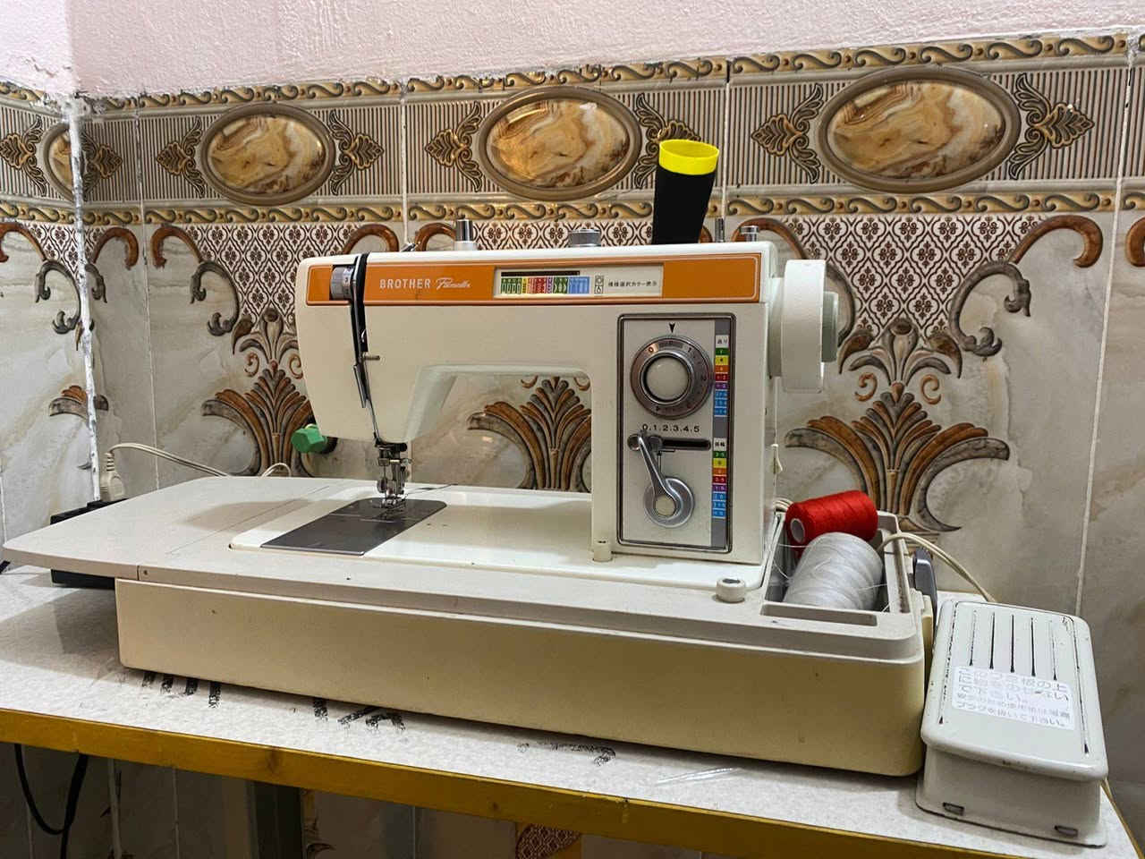 السلام عليكم ورحمة الله وبركاته
مكينة خياطه برذر ياباني مكينة خير من الله نظيفه مال استخدام شخصي قليل بسعر مناسب١٣٠ او بيهة مجال 
 ***********
