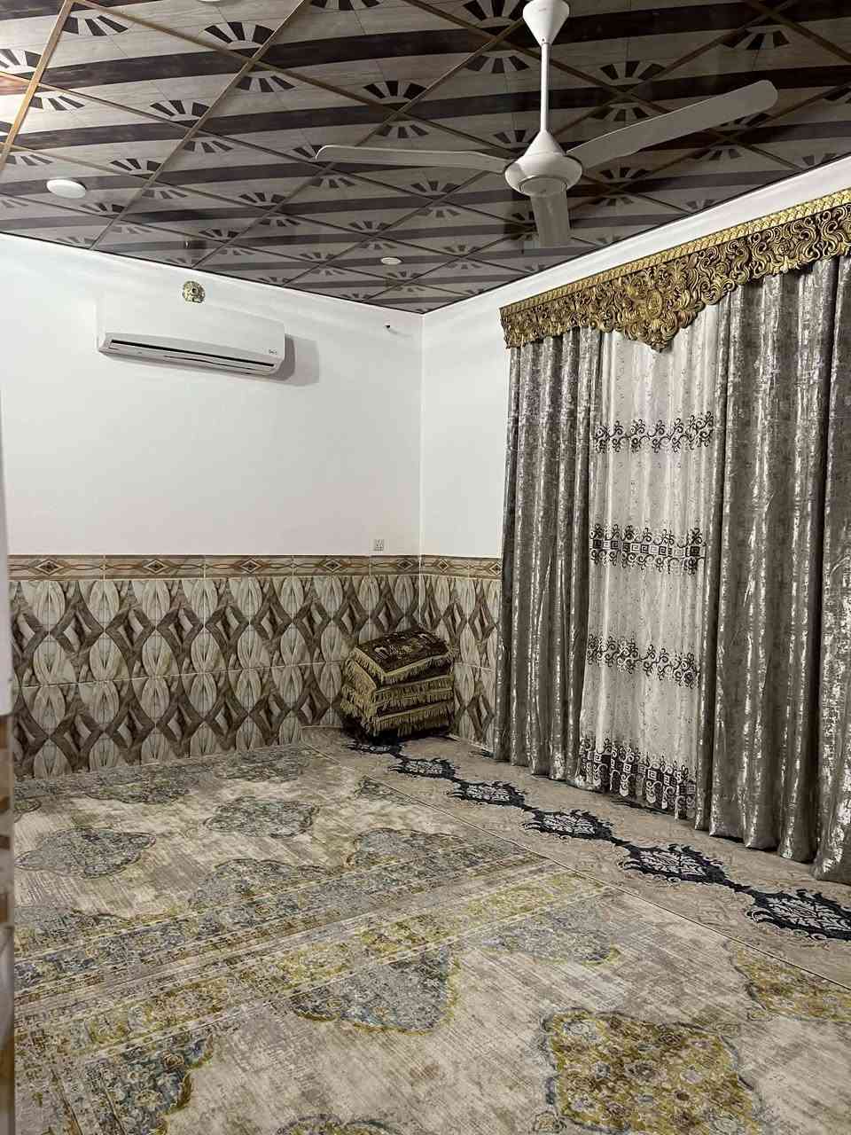 السلام عليكم  بيت للبيع في منطقه ال مرسول الشارع الرئيسي 
المساحه 250 متر 
يتكون البيت من عرف نوم عدد2
صاله 5في 4
ستقبال 7في4
مطبخ حمام داخلي 
صحيات خارجيه 
كراج سياره مسقف 
حديقه طارمه 
البيت نظيف جدا بناء ب 2017 طابوك 
علي ادامه باستمرار سقوف ثانويه 
عنوان البيت شارع ال مرسول الرئيسي قبل المولده ب 500 متر تقريباً عشارع رئيسي مو فرع
اي ستفسار الاتصال علي الرقم ***********
او مراسله الصفحه باي وقت
ملاحظه يرهم بيت مراوس في حي الزهور او الصناعه 
ومكان ثاني اذا بيت مطلوب مبادره واحول المبادره باسمي يكون افضل
