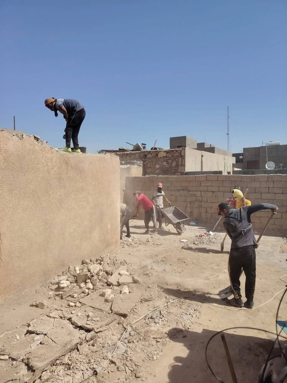 سلام عليكم  /  يوجد كادر عمل جاهز /  تصعيد مواد /  تنضيف بيوت /  تفليش /  تكشيط /  دفن نهري /  شقلنه ليل ونهار /  ومعداتنه جاهزه  ومالك دخل بكلشي تأخذ شقل جاهز مني سلمني شقل وتأخذ شقل جاهز / ماعليك بس تصال على رقم /// ***********
