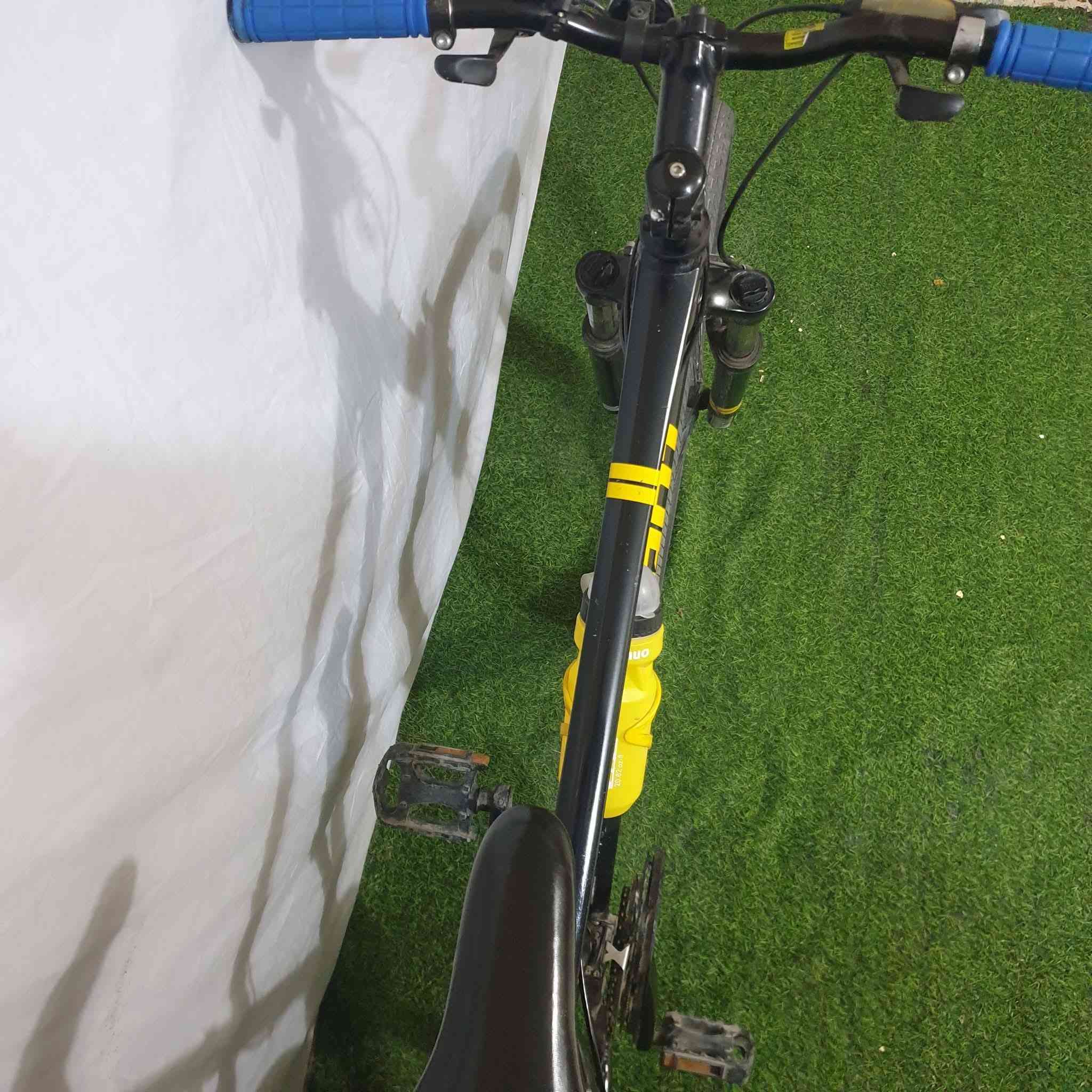 بايسكل حجم 26
ماركه جيانت العالميه
باله ياباني اصلي كسر حاويه 
جاهز بدون اي نقص 
كيوره (8x3) نمره سحب دفع شيمانواصليات 
السعر 180 الف
يوجد توصيل 
للاستفسار ***********
