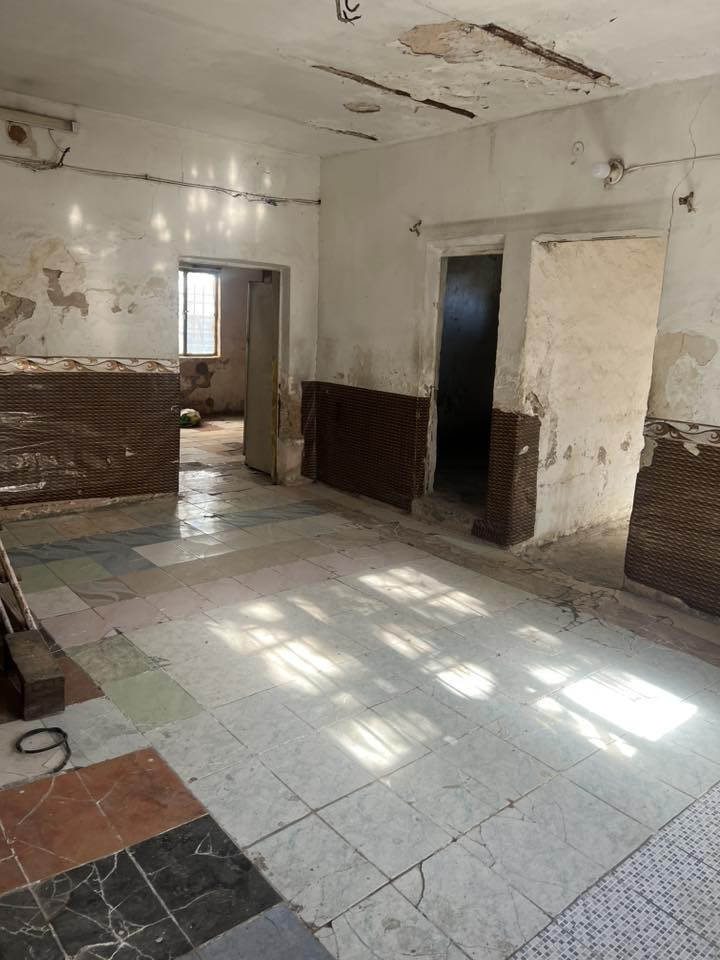 بيت للبيع في  (المجمع النور السكني) حواسم الشعله 
 
🧑🏻‍💻المساحة ٢٦٠ 

يحتوي على غرفتين 🏠
وهول كبير 
ومطبخ 
وحديقه كبيره 🌲
السعر: ١٥ وبي مجال 
للاستفسار اكثر الاتصال على الرقم :***********
