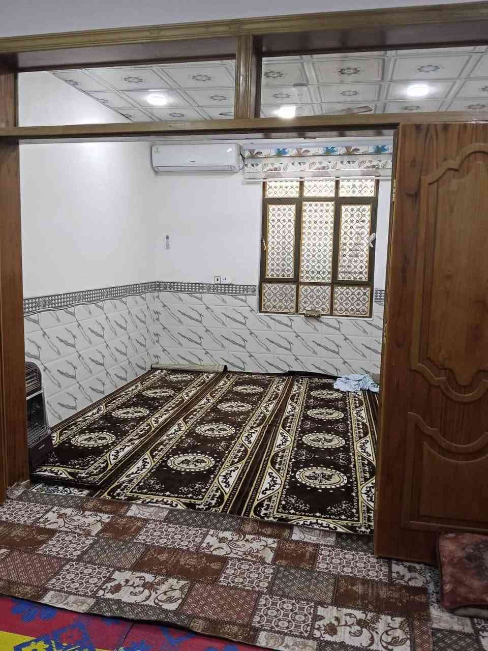 بيت للبيع المساحه 100 متر  طابق ونص منطقة العامرية قرب سيطرت الابراهيمية شارع تبليط يبعد عن طريق الزوار 700 متر السعر 58 بي مجال بسيط ***********
