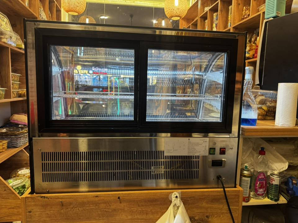 سلام عليكم
عارضة براد للبيع دبل رف حديد بيبان ثنين سلايد دبل جام   بيها ضوة لد 
الموديل:GN-900CT
مقياس حرارة 
زر الضوة 
زر تشغيل البراد 
الموقع بغداد السيدية شارع المركز 
للاستفسار الرقم ***********
