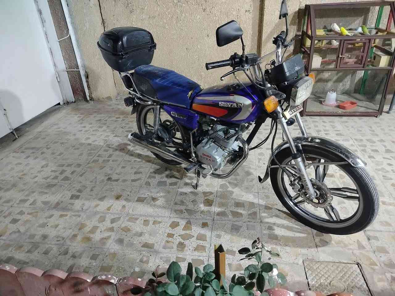 السلام عليكم سيفان موديل 21 مكفول اوراق ومكينه ومن كلشي أريد مراوس بدراجه شحن بس كون 6بطاريات وماتعبانات البطاريات وشكرا مكاني بعقوبه ***********
