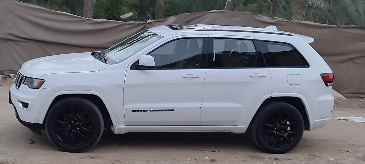 Jeep Laredo  2018  ..black top..  
جيب بلاك توب اللون أبيض ثلجي "حاجب ابيض" مستوردة من امريكا" للمملكة العربية السعودية ومصلحة بأمريكا " مجددة لغاية 2027..فول جديده واستخدام شخصي بعناية تامة.. ماشية 60 ميل رقم بغداد انكليزي جديد..؟
حادثها  سطحي تبديل بنيد ودعامية باصلية نفس اللون وصبغ بسيط في كرون الجاملغات الأمامية دون دواخل ولا حداديه "ايرباكات معادة.".  تم التصليح بأمريكا.." ولو كان التصليح بالعراق لم يتبدل البنيد ولا تنصبغ كرون الجاملغات لبساطة الحادث..!! رقم الشاصي والسونار ضمن الصور المرفقة.."..محرك 3600سته.سلندر"وكير "وحداديه "جيدة جداً وعالفحص" ...

   فتحة " جنطة كهرباء"حساسات خلفيه " تحكم ستيرن جهتين " قفل سرعة " فور ويل" كاميرا دوارة " تشغيل عن بعد" كشن جلد ومخمل" تدفئة ستيرن و كشنات" كرسي السائق كهرباء " شاشة عرض كبيرة" شاشة عطلات وبرمجة" تخم تاير جديد "ويل 20 اسود" بلاك توب اصلي "ثلاثه مود انظمه قيادة" تعتيم مرايا "  تبريد شركة قطعتين فصل ايمن وأيسر.." تدفئة مرايا الخارجية.,"وهناك الكثير من المواصفات..مكان السيارة السماوة .... بيع مراوس حسب القناعه ومن الله التوفيق...!!
للجادين الاتصال ***********
