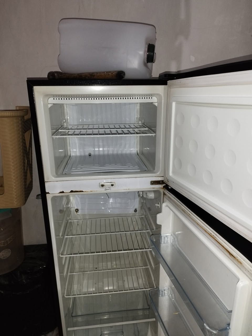 السلام عليكم
ثلاجه نظيفه  شغاله للبيع شرط الفحص
ارتفاع متره ونص 
مكاني الحريه
للاستفسار الاتصال على الرقم حصرا
 ***********
