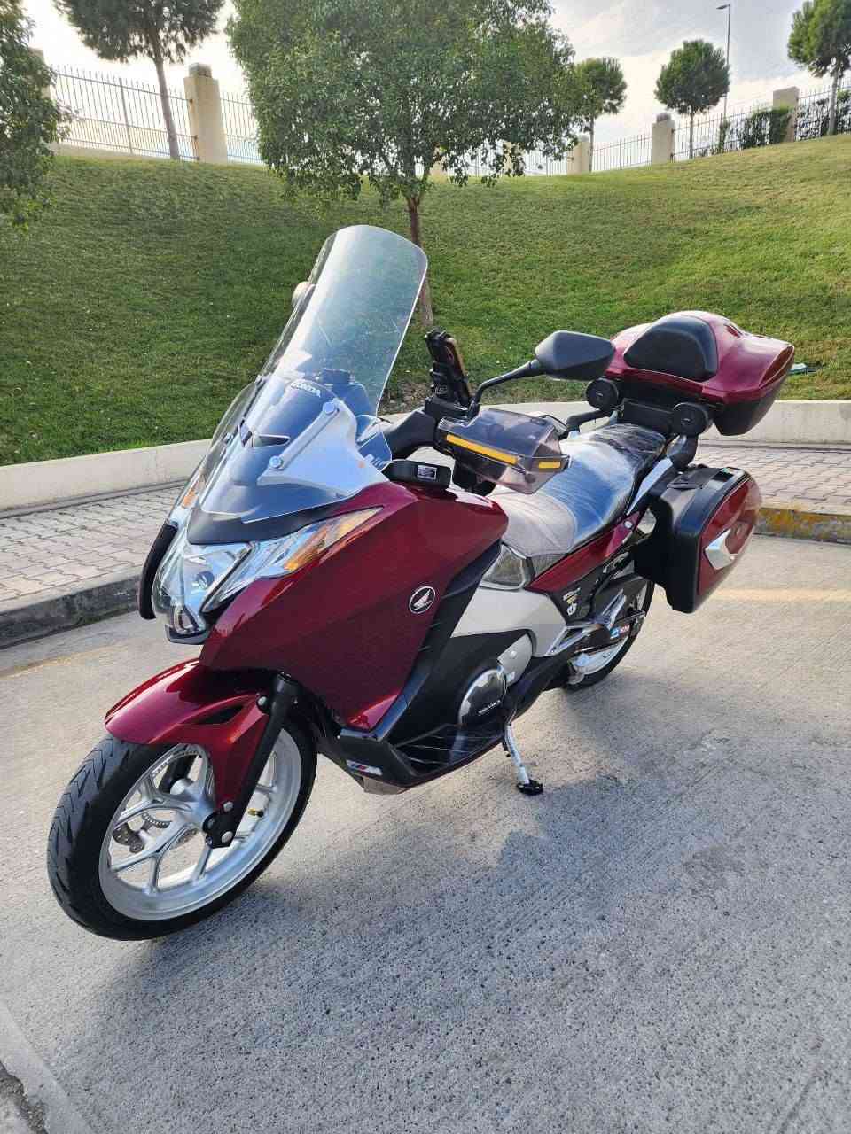 بسم الله الرحمن الرحيم

السلام عليكم

​دراجة هوندا NC 700 إنتيجرا (Integra) للبيع.

الماتور ما يحتاج وصف، ما شاء الله بالطبيعة أحلى من الصور. كل جزء بيها بشرط الفحص وما بيها أي مشكلة.

​المواصفات:

​نظام كوابح ABS

​كير أوتوماتيك + سبورت + عادي (تبديل يدوي)

​تدفئة يدات (دسك هيتر)

​نظام ملاحة GPS

​مشغل صوت MP3

​دبل سويتش بلاد (أصلي)

​تشغيل السلاسل الثلاثة وتحت الكشن كلها بسويتش واحد (مفتاح موحد)

​صبغ، كسر، أو شخط ما بيها نهائياً.

​السعر: 50 ورقة (5000 دولار) وبيه مجال للمعاملة.

​ملاحظة: رجاءً الإخوة اللي ما يعرفون بالأسعار لا يبخسون بحلال العالم، خلونا نحترم حلال بعض.

***********
