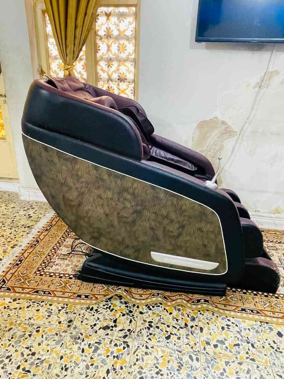 📣 كرسي مساج فول مواصفات للبيع (بحالة ممتازة وشغال 100%)
لكل الي يدور على الراحة والاسترخاء بالبيت بعد تعب اليوم، متوفر كرسي مساج طبي متكامل بمواصفات عالية:

⚙️ أهم المواصفات والمميزات:

 تحكم ذكي كامل: يجي وياه ريموت كونترول بشاشة ديجيتال واضحة للتحكم بكل التفاصيل.

 أنظمة مساج متعددة: مساج مخصص للرقبة (Neck)، الظهر (Back)، الأكتاف (Shoulder)، المقعد (Arm/Seat)، الساقين (Calf)، وبكرات خاصة للقدم (Foot Roller).

 خاصية انعدام الجاذبية (Zero Gravity): تعطيك شعور بالاسترخاء التام وتخفف الضغط عن العمود الفقري.

 خاصية التدفئة (Heat): مثالية لتقليل تشنجات العضلات وزيادة الراحة.

 التحكم بالسرعة والقوة: تكدر تتحكم بقوة ضغط الهواء وسرعة البكرات (Roller Speed / Air Intensity).

 إضاءة LED جانبية: تصميم عصري ومميز يضيف لمسة جمالية للمكان.

✨ حالة الجهاز:

 الكرسي شغال بالكامل وكل الأنظمة والريموت والكهربائيات فحص وشغالة

 💵 السعر: 350 ألف (بي مجال بسيط للشراي الطيب)

 📍 المكان: بغداد - البلديات

 📞 للتواصل والاستفسار: يرجى المراسلة على الخاص أو الاتصال على الرقم:***********
