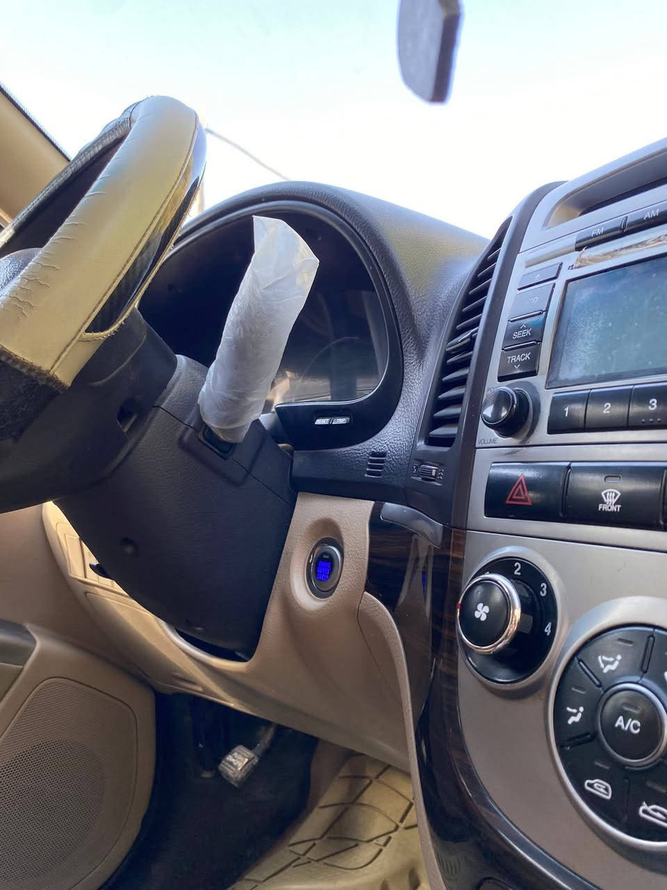 السلام عليكم
سنتافي    2012خليجي فول 1/1 فول موصفات 
سيارة كفالة عامة من صبغ وتبديل  
بارد فقط اصبعين
بصمة وبصمة اوباب
فتحة 
مكينة 4سلندر
كامرة خلفية
حساسات 
٣قطع تبريد 
كشنات كهربائيات
مري شفط. اشاير بل مري 
تحكمات ستيرن
٧ راكب 
تبريد ثلج 🥶
دك جرس من تعبر ١٢٠
كير ومحرك كفاله
رقم بغداد تحويل ثاني 

مكان الكوفه شارع المعمل 
***********
