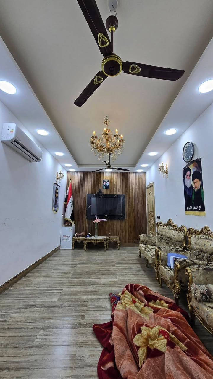 #دار_للبيع 🏠 بشارع المطار القديم مساحه 200م #طابقين 

⚜️بناء طابوك درجه اولى الأساس والسقف صب كونكريت 
🔺يحتوي على اربع غرف وصاله وستقبال ومطبخ وصحيات داخليه وخارجيه..
🔺السعر 115 وبيه مجال 
⚜️ للاستفسار مراجعة
   ((#مكتب_ابوعراق_للعقار  ))

☎️*********** واتساب
