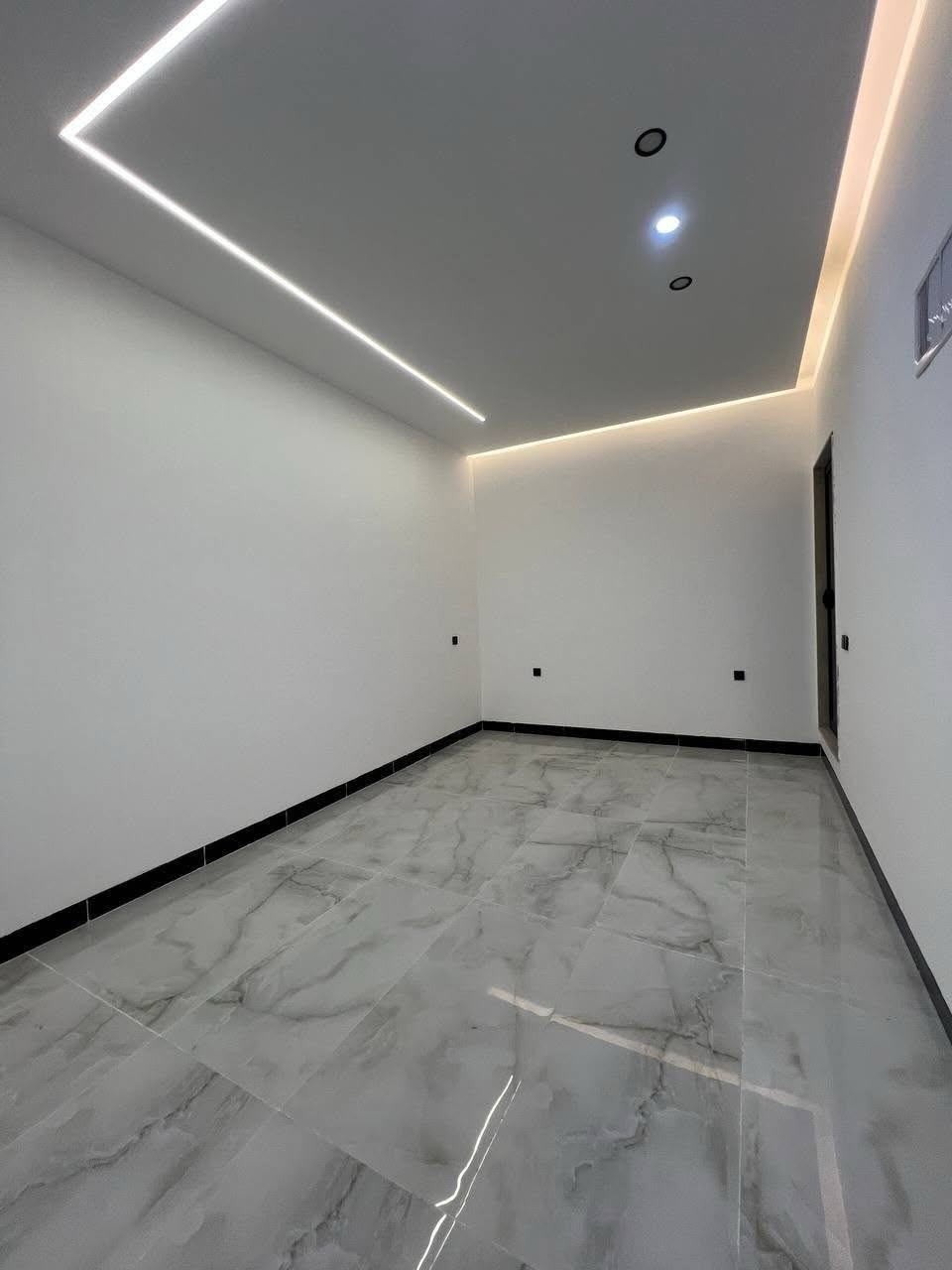 🏡 بيت زيرو للبيع – حي الصديق الأولى 🏡

✨ فرصة مميزة لامتلاك منزل حديث بتصميم راقٍ وتشطيبات فاخرة في أحد أفضل مواقع حي الصديق الأولى.

📍 الموقع: قرب شارع 20
📐 المساحة: 175 متر
📏 الواجهة: 7.75 متر
🧭 الاتجاه: غروب
🛣️ شارع بعرض 12 متر

📲 لمعرفة الأسعار والصور وأحدث العروض انضم إلى قناة التليكرام:
https://t.me/+CvAR_-mqjcM2N2M6

🏠 يتكون من طابقين:

🔹 الطابق الأول:
🛏️ غرفتا نوم (إحداهما سويت)
🛋️ هول
🚪 استقبال
🍽️ مطبخ
🚿 صحيات
🚗 كراج

🔹 الطابق الثاني:
🛏️ 3 غرف نوم (إحداها سويت)
🛋️ هول
🚿 صحيات

⭐ المميزات:
✔️ بناء زيرو بتصميم عصري حديث
✔️ تشطيبات راقية وجودة تنفيذ عالية
✔️ توزيع عملي يوفر الراحة والخصوصية
✔️ موقع هادئ وقريب من الخدمات

📞 للاستفسار:
***********
***********

📍 مكتب السنبلة للاستثمار العقاري
سايدين حي البعث – مقابل حلويات الذهبي
