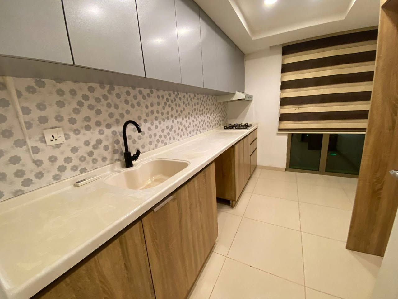 شقه للايجار للبيع منطقه الذهبيه اربيل
مجمع لايف تاور 
ثلاث غرفه وصاله 
٣+١
سعر ٤٥٠$
الاستفسار على واتساب ***********
