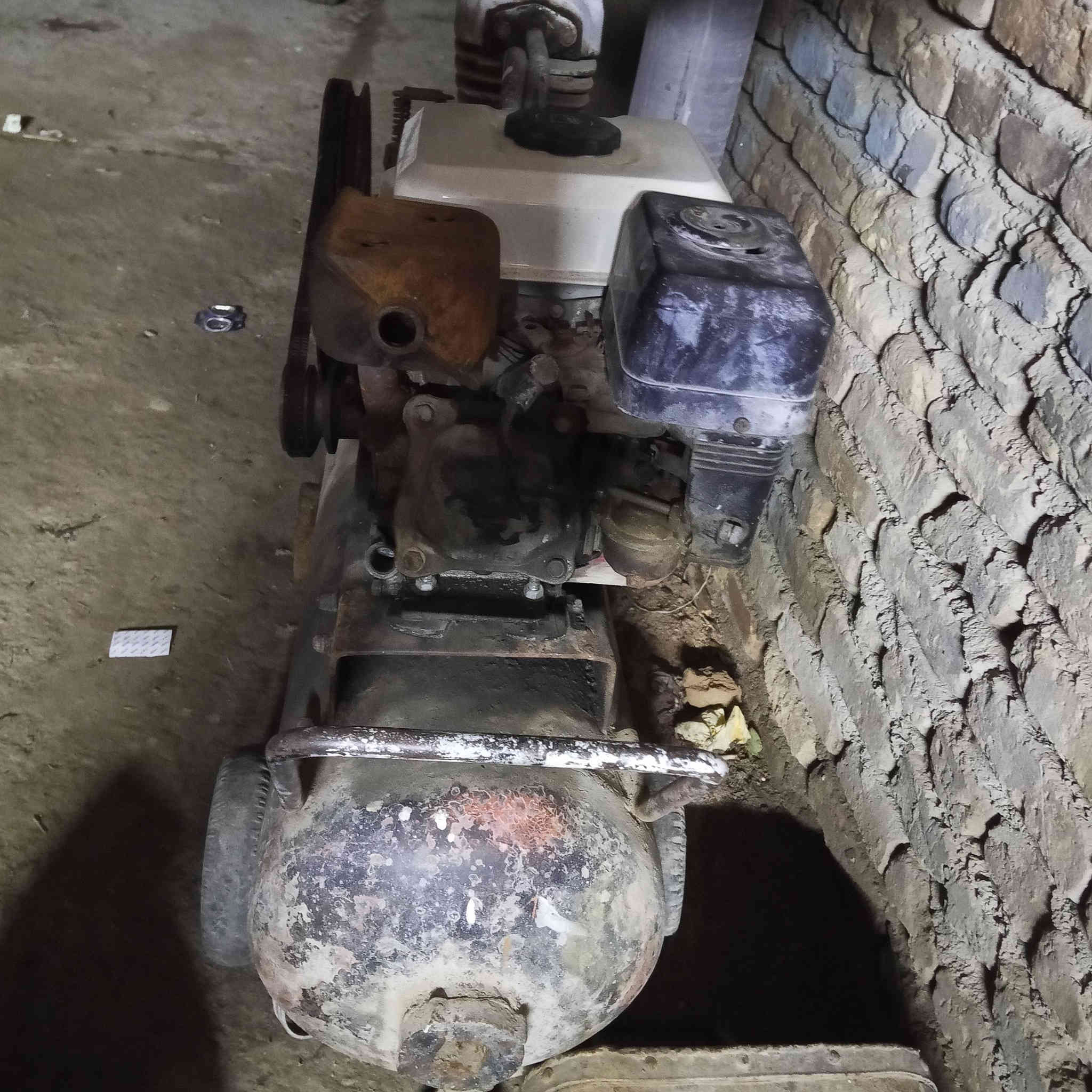 سلام عليك هاذه الكمبريسر للبيع 150لتر محرك مالته بانزين الماطور جاهز المكان شاميه ناحيه الصلاحيه السعر 150للتواصل ***********
