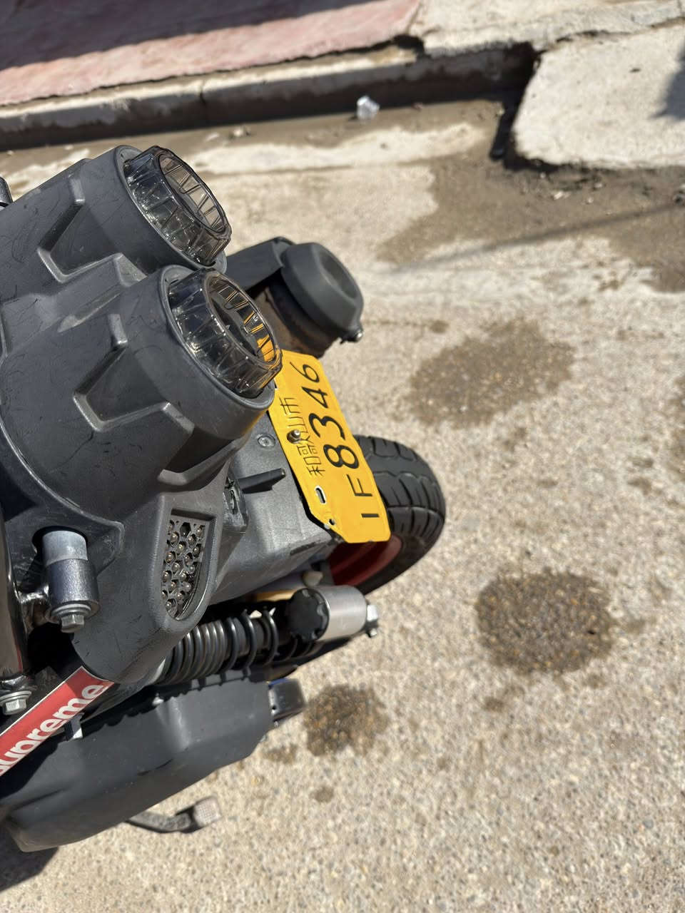 السلام عليكم سكنس جبلي لبيع فقط دراجه رمبه صارله اقل الشهر من نزلت دراجه جديده بالجيس 
كاربون فايبر اصلي 
سكان رياضي اصلي 
دراجه كلش حلوه شلعه اشك الكاع وكله بلادي ومعدل وبانزين محسن افول اله دراجه انظف من الجديده 
العنوان بغداد الشعب سوق شلال 
رقم الهاتف ***********
