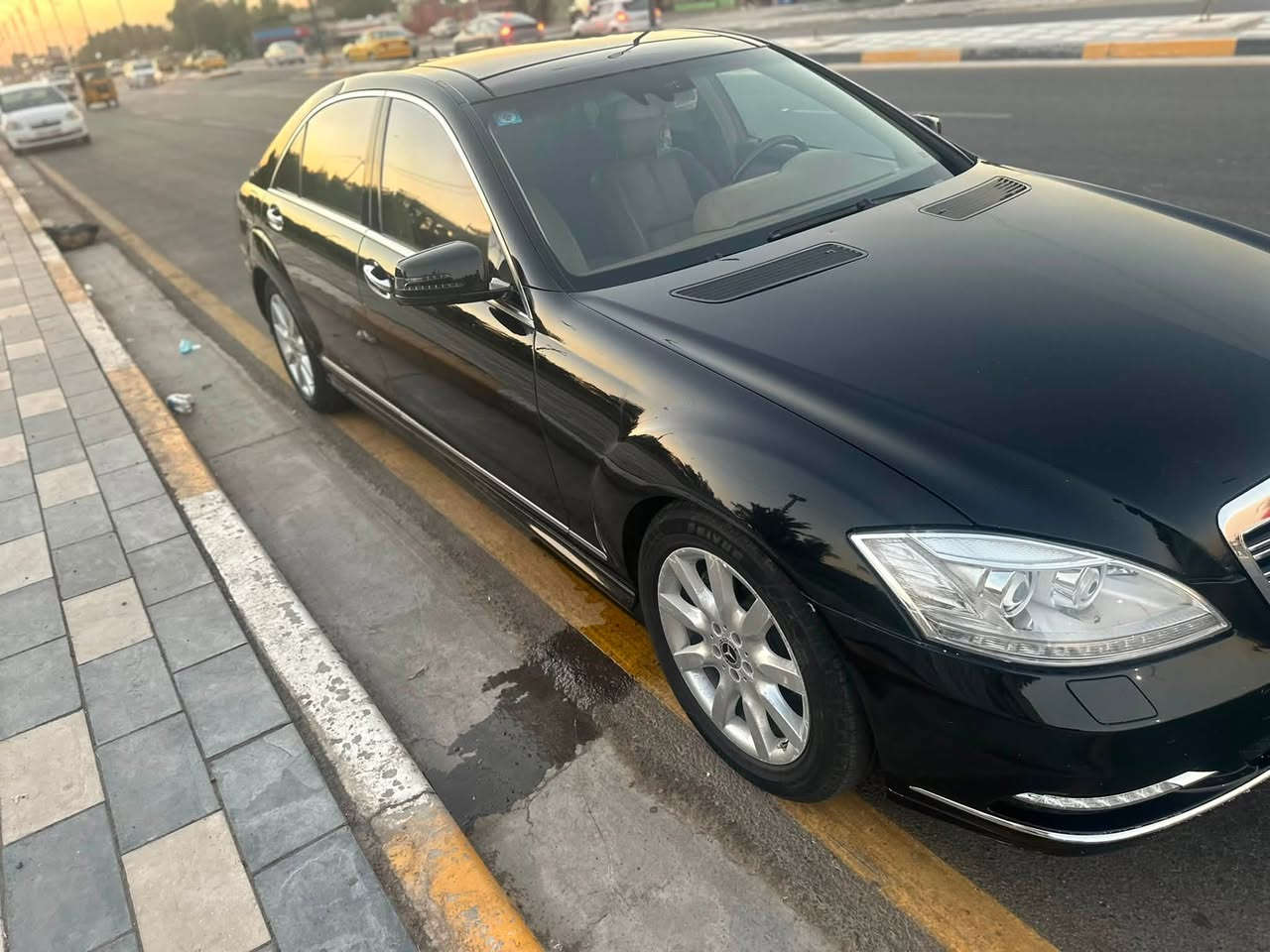 السلام عليكم
مارسيدس S500 خليجيه فول الفول 

موصفات معروفه ب500 

لارج 

5 بردات 

دبل جام 

داخل عسلي بالكامل 

تبريد 3 قطع 

شاشات خلفيه 

دبل ماوس أبواب وصدوك شفط 

تخم تاير عليها جديد

صدر خلفي امامي جديد 

بلوتوث زرع 

محدثة 2013 تحديث كامل حتى الشاشات الداخليه 

لايت ويا الستيرن يفتر 

ناضور ليلي 

كأمره خلفيه بلاديه 

مري شفط وقلاب 

بانوراما 

سياره جديده بمعنى الكلمة 

مكفوله من حادث من صبغ 

ماشيه 175 الف كشنات خلفيه أماميه تدفئه وتبريد 

فول الفول مواصفاتها مكاني بغداد 

*********** 

*********** 

سعرها 190 وبيها مجال
