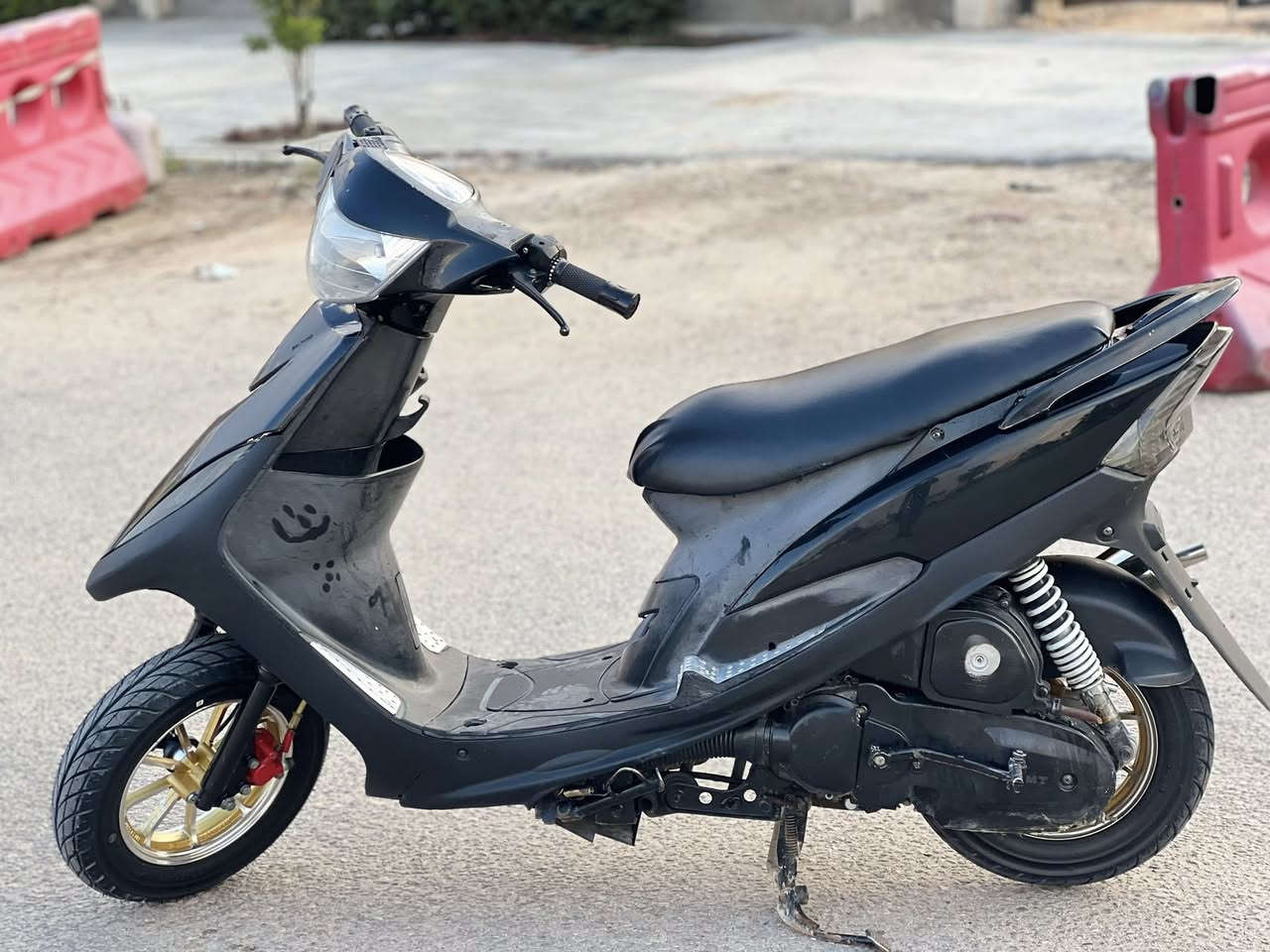 سلام عليكم دراجة ماكس لبيع دراجه كلش حلوه مكينه ٥٥مفتوح مفتوح دراجه شلعه ومعدل كلجات تبليو تصال *********** بس شراي لا تشلع كلبي
