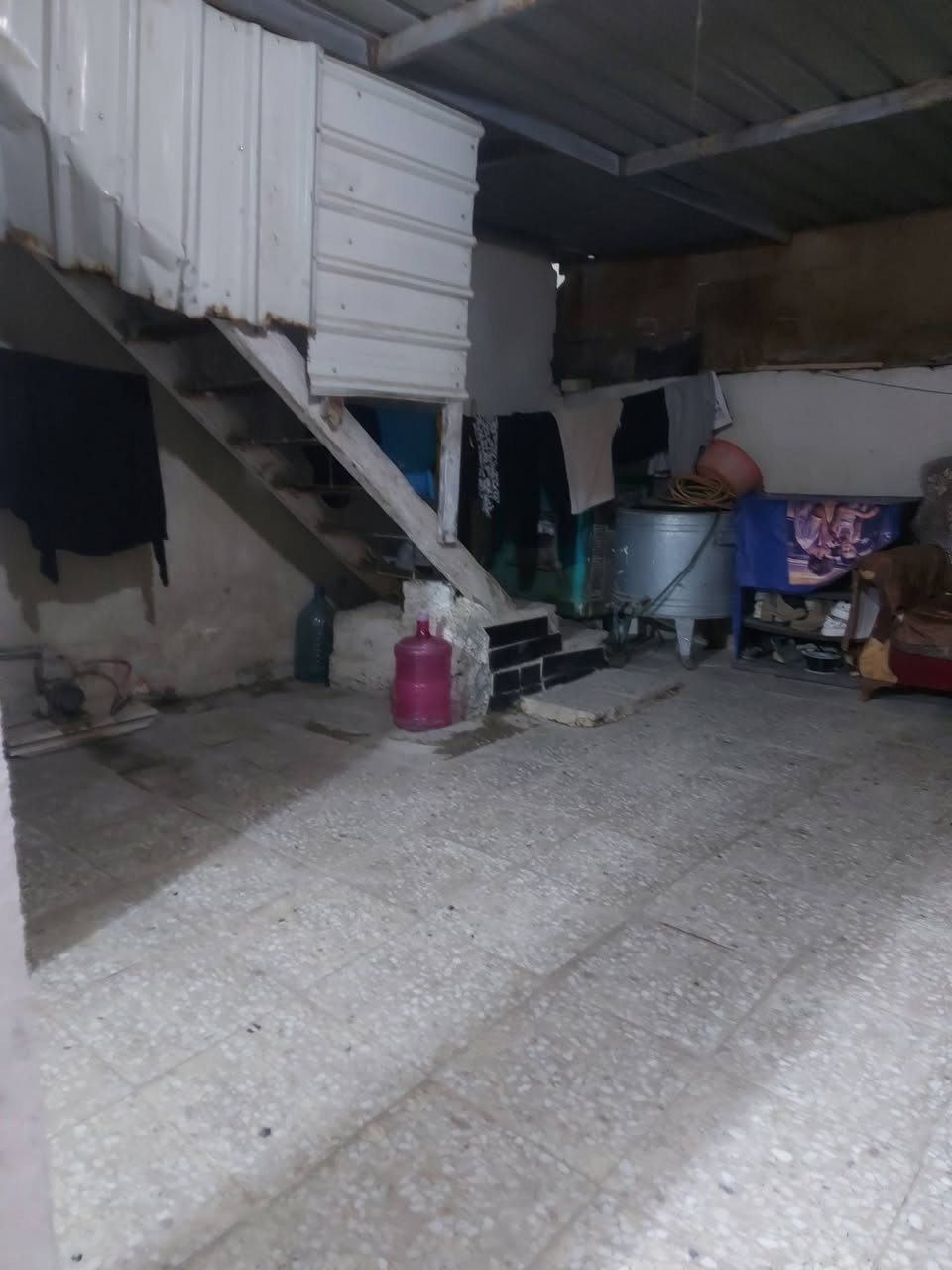 السلام عليكم
بيت للبيع تجاوز
المكان: كفائات السيدية تقاطع درويش 
البيت 200 متر متكون من طابقين الطابق الأول يحتوي  على طرمة مساحة جبيره  ومطبخ واستقبال وغرفة نوم وحمام وبالأخير ترك مساحه كُلش جبيره ينبني بيها حتى غرفه 
والطابق الثاني يحتوي على حمام وغرفة نوم
وكُلشي موضح يمكم بالفيديو 
والصور 
*********** 
للاستفسار خاص
