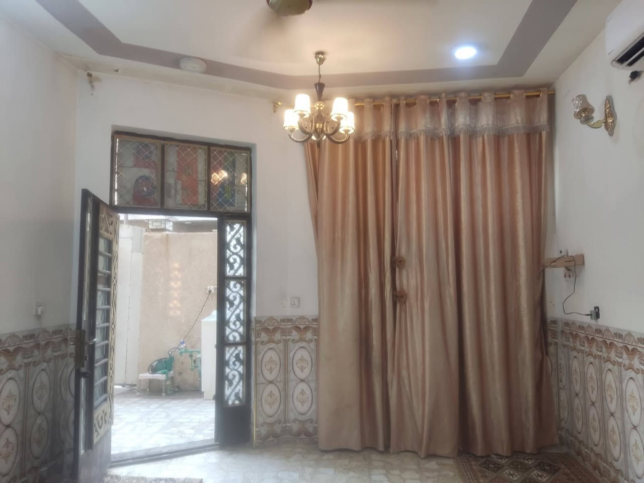 السلام عليكم منزل زراعي سند ٢٥ في بستان علي كمال منطقه الكماليه المساحه ١١٢ متر الواجهه ٨ متر و النزال ١٤ متر بناء عام ٢٠٢٠ طابق واحد كما موضح ب الصور كراج صغير و خدمات متر و ربع مربع و الإستقبال ٤×٥ و غرفه نوم ٤×٥ و مطبخ بارد مفتوح على صاله الجلوس ٤×١٠ و خدمات دخليه غربي مع حمام ٢×٢٥ و مطبخ حار ٦×١،٢٥ و بيتونه كبيره ٨×٤ و الستاره بناء مترين ارتفاع تسعه انج و ارتفاع السقف ٣ متر و ١٥ سم و شتايكر كامل المنزل كما ترونه لا يحتاج ان تصرف عليه بعون الله تعالى السعر ب الاتصال على الرقم ***********  اعتذر عن عدم الرد في التعليقات لعدم تواجدي في الفيس بوك و متواجد على ال وتساب اتصل بأي وقت يعجبك
***********
