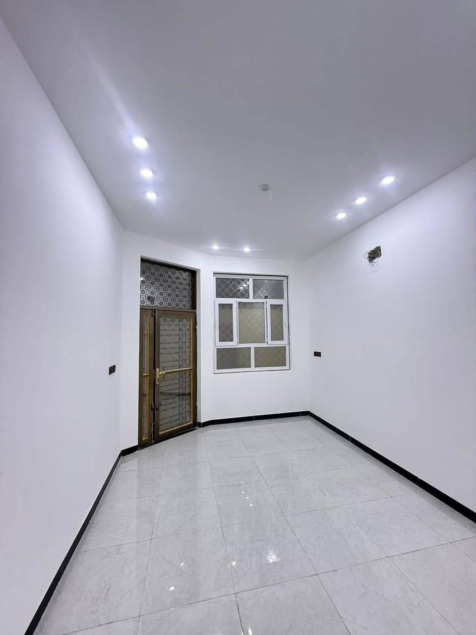 #بيع_مستعجل_سعر_مناسب 
السلام عليكم 

دار للبيع 125م طابو زراعي سند 25 

يحتوي على 👇🏻

3 غرف نوم - صاله - كلدور - مطبخ - كراج - مجمع صحيات عدد 3 - مناور 

الموقع 📍 

نادر الثانيه - خلف مول اهل الخير 2 

للاسـتـسفار عـن اي عقار يتم نشره  مراسلة الصفحه او الاتصال على 

   ⁠***********    ***********
