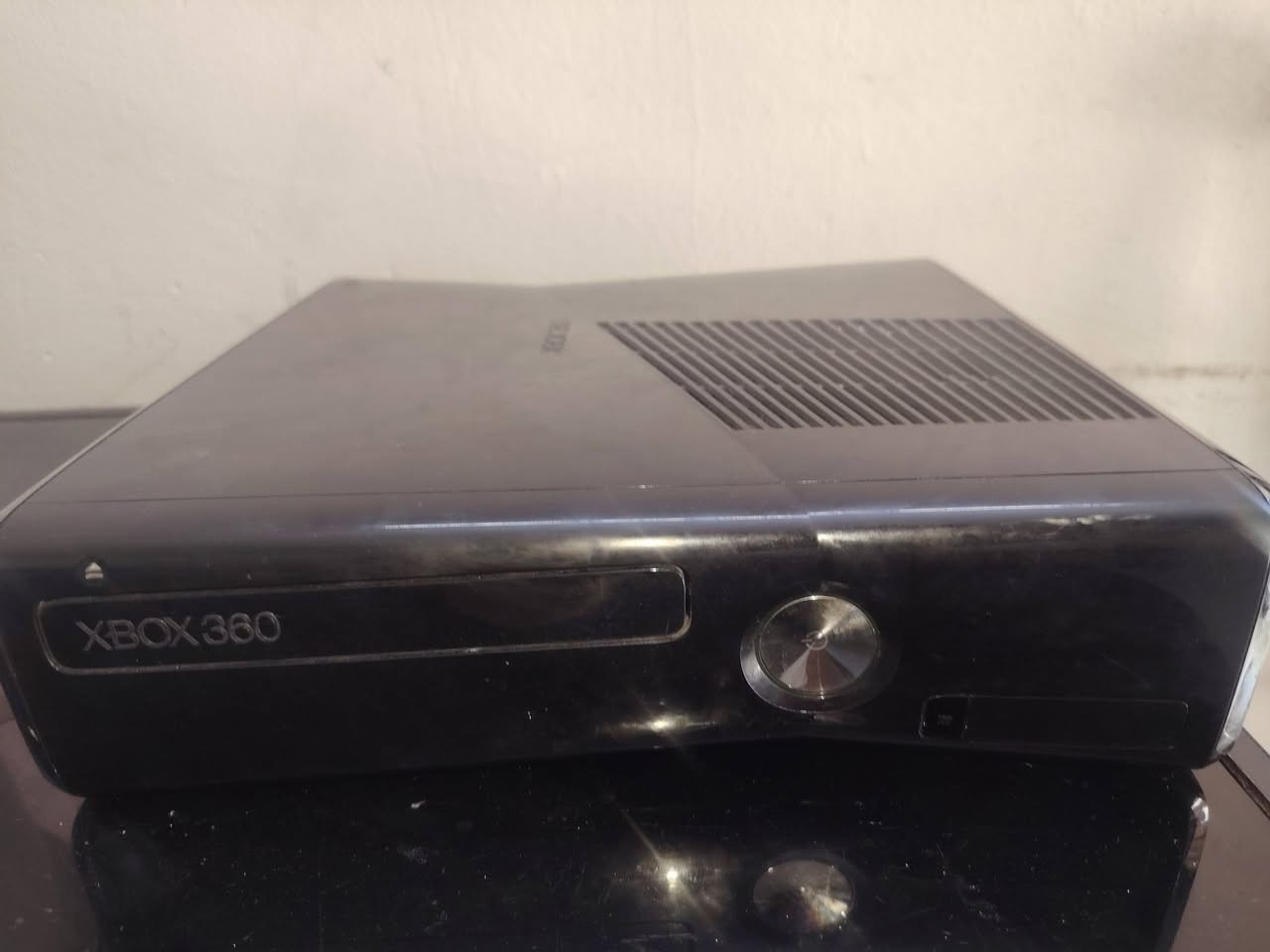 سلام عليكم اريد ابيع Xbox360 يوجد هارد العاب وبي ١٣٧ لعبه مع جوستك ٢ وكامل ملحقاته للتواصل الرقم ***********
