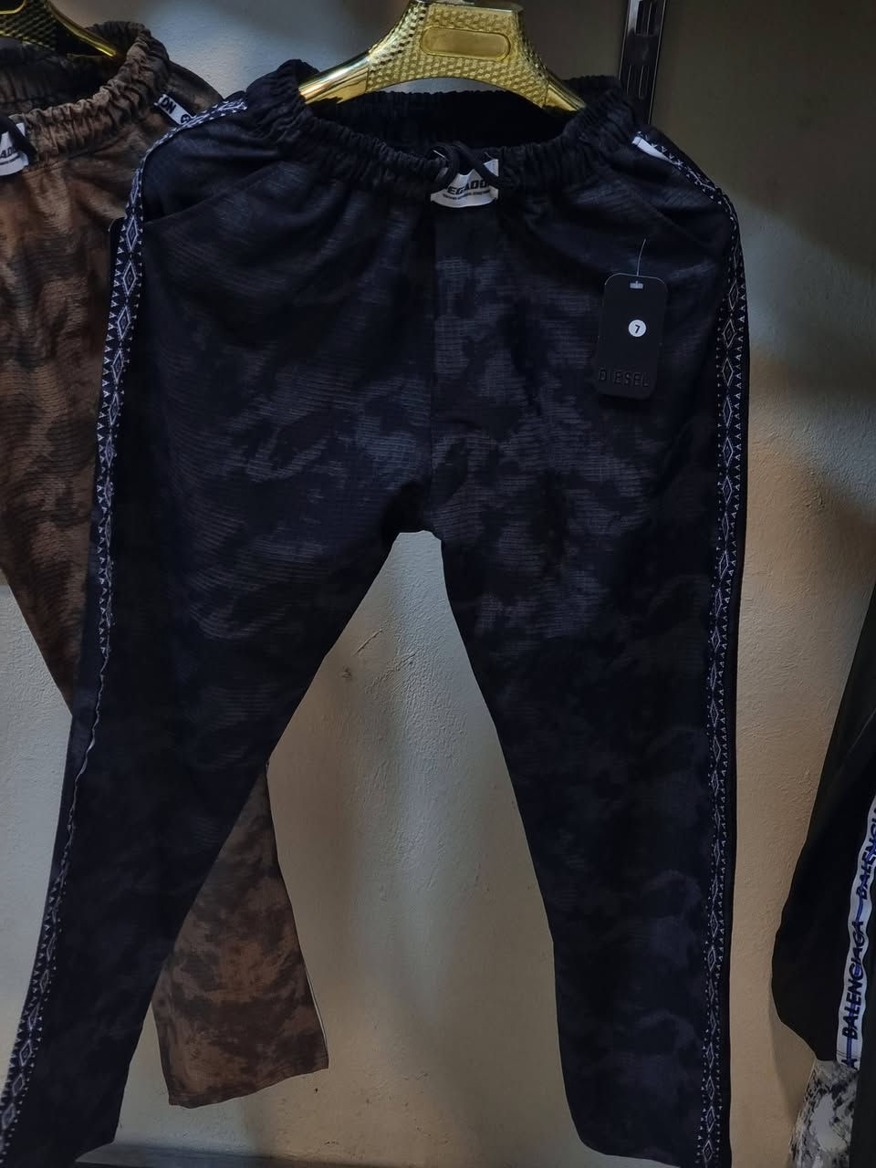 بجامه رجالي خامه ممتازه ب 5بس 🔥                 العنوان: – بلدروز – شارع المسعودية – مقابل معهد التراث
📞 رقم الموبايل: ***********     متوفر توصيل
