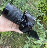 للبيع نيكون 5300 D الملحقات   واي فاي   كيبل نقل  شاحنه  بطارية  عدسه ...