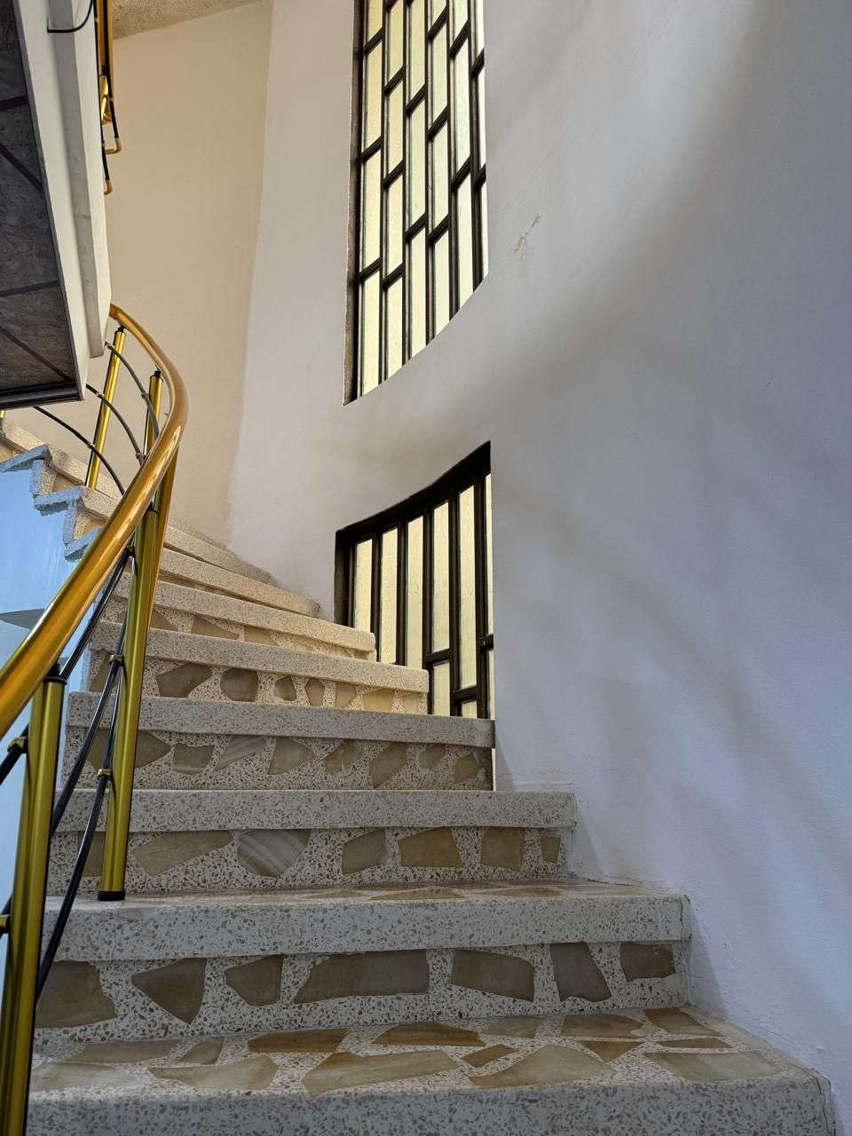 دار للبيع قرب جامع التقى الفلاح الثانيه الملعب الدولي معزول الطابق الفوك عن الجوا مساحتو ١٠٠ متر السعر ب١٢٥ وبناء حديث جمعيه ***********
