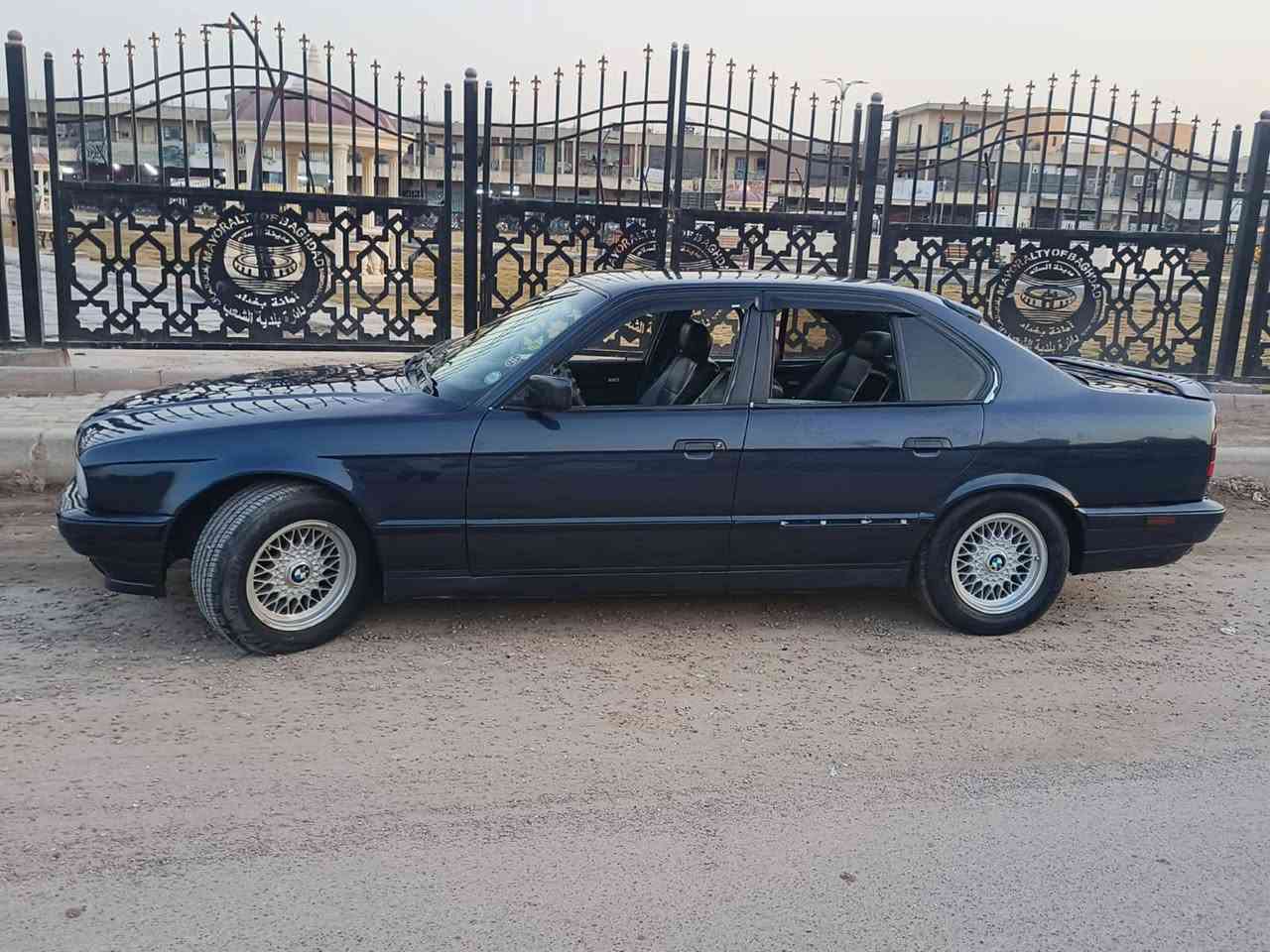 السلام عليكم للبيع 
BMW 525i  مكفولة من الضربة. 
موديل  1991
مكينه مسكر 25 جديدة كير مكفول 
صدر امامي خلفي نضيف 
فتحة سقف بانوراما 
جام كهرباء، كهربائيات كلها شغالة. 
لايت العالي زنون عالي جداً..  
رقم بغداد الدولي مشروع وطني باسمي.  
السعر 57 
***********
