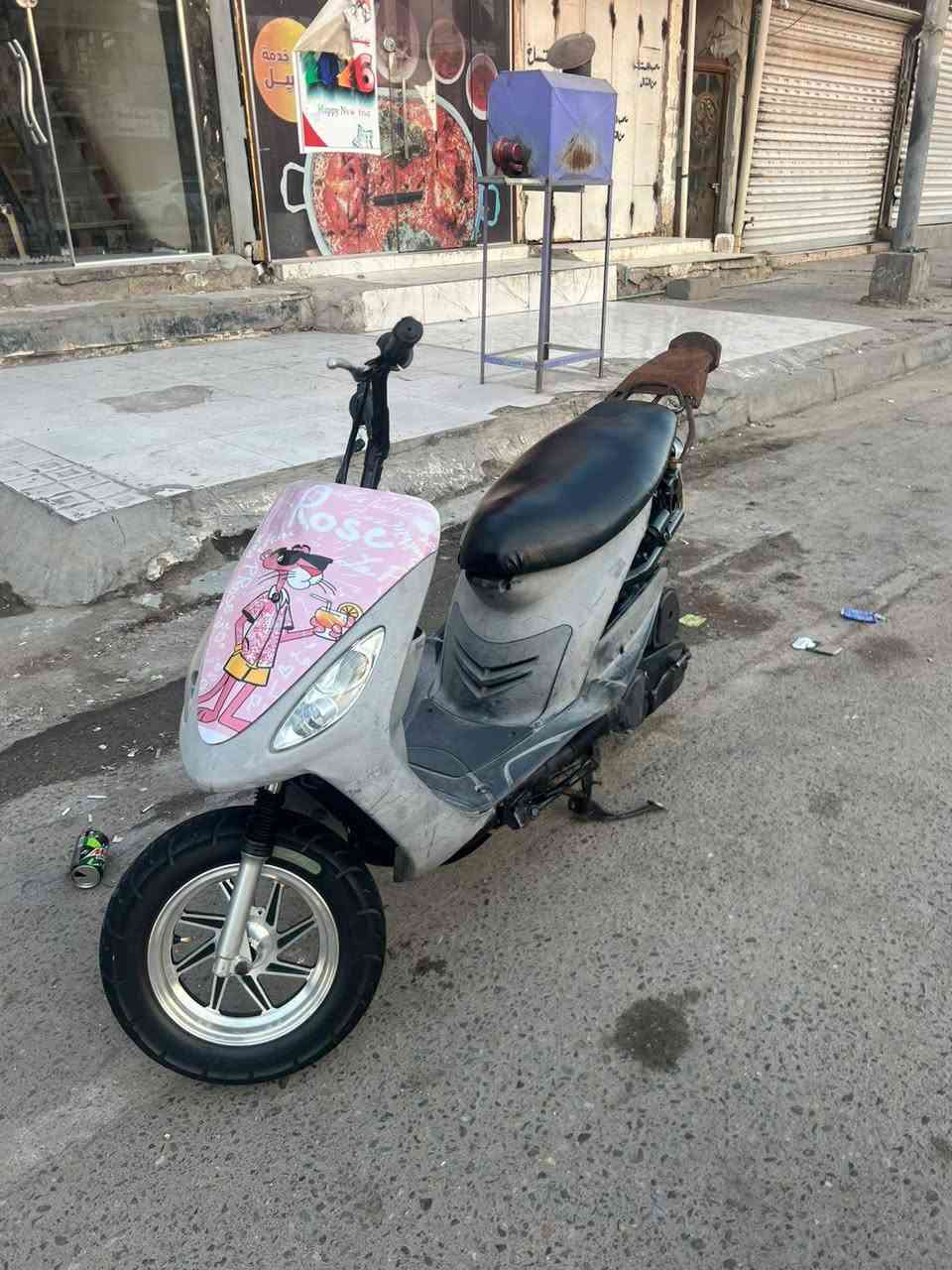 السلام عليكم
ماكس قجمه 
نزلتها رمبه فتحتها بيدي سويتها بوشه ٥٥
دراجة سلف هندر كهربائيات كلها شغاله 
شلع ومعدل فول
مكان بصره  امن داخلي قرب كوفي دحوس
سعر ٦٥٠ وبيها مجال قليل 
رقم ***********
