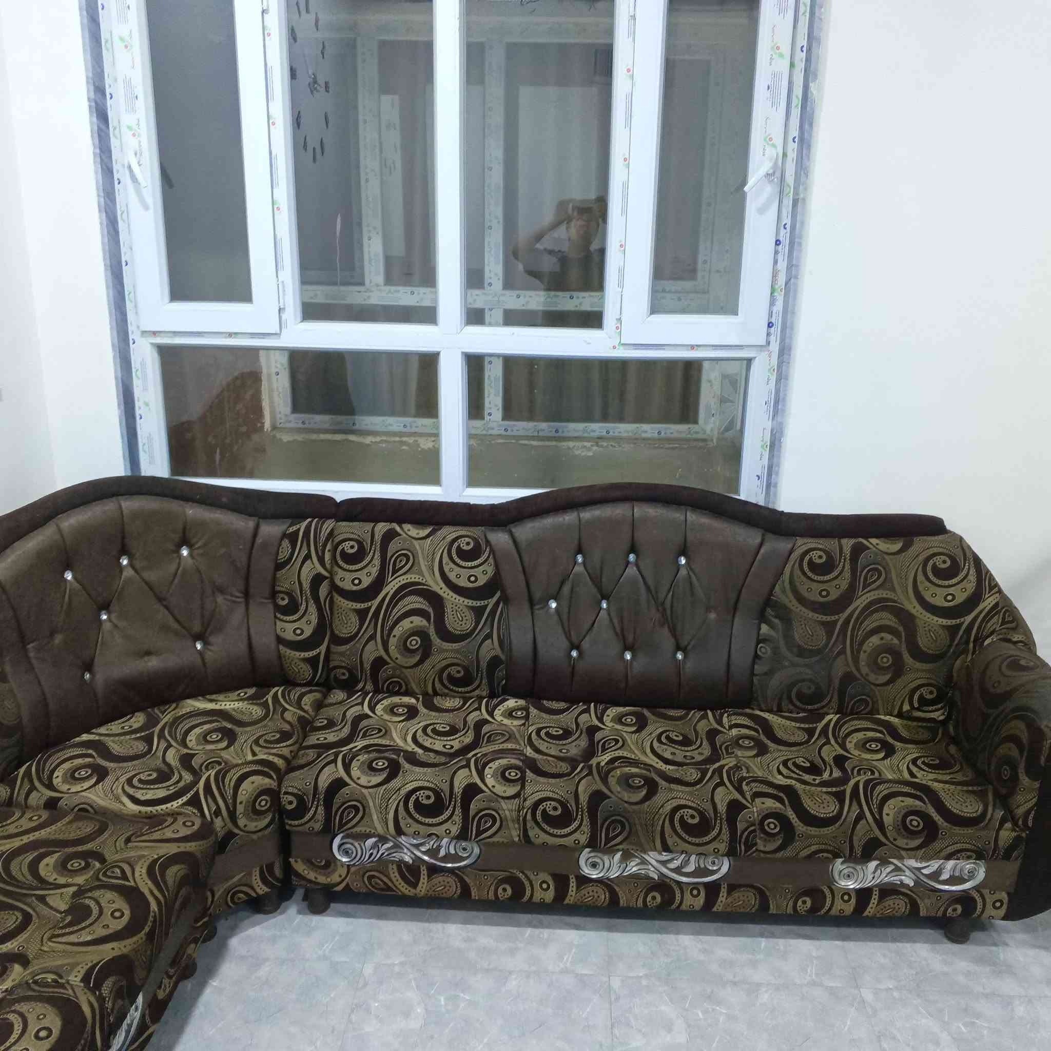 السلام عليكم ديوان للبيع 8امتار السعر 225وبيه مجالالتواصل على هاذي الارقام
***********/***********
او على حساب الماسنجر
