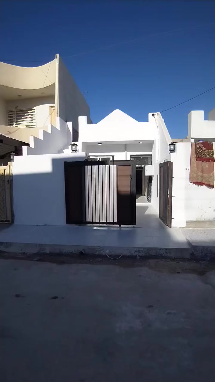 دار للبيع رقم بلدية ١٠٠ خلف تجاري سايدين حي العسكري قرايب على صيدلية طيبه استفسار ***********
