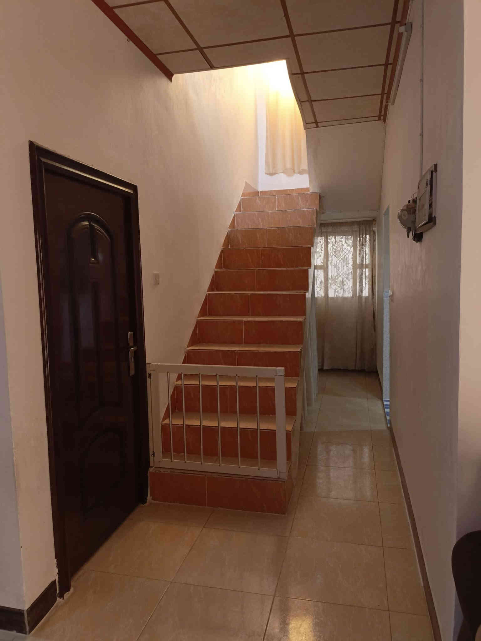 بيت للبيع مساحة 240 متر طابو زراعي طابق ونص سيراميك فول وسقف ثانوي أركوازي الجديدة كيعان وريا شارع سايدين يحتوي على أستقبال و صالة و مطبخ و غرفتين نوم و صحيات و 3 حدايق و كراج سيارة مع هدايا نص أثاث
تخم قنفات 10 مقاعد + طبلات 
ميز بلازمة  
كاونتر 
طباخ + مرشحة
ميز طعام 
بنكات سقفية عدد 3
فولتجات عدد 2 حجم 10 الاف 
سخان 
تانكي ماء عدد 2
للاستفسار والأتصال على الرقم ***********
