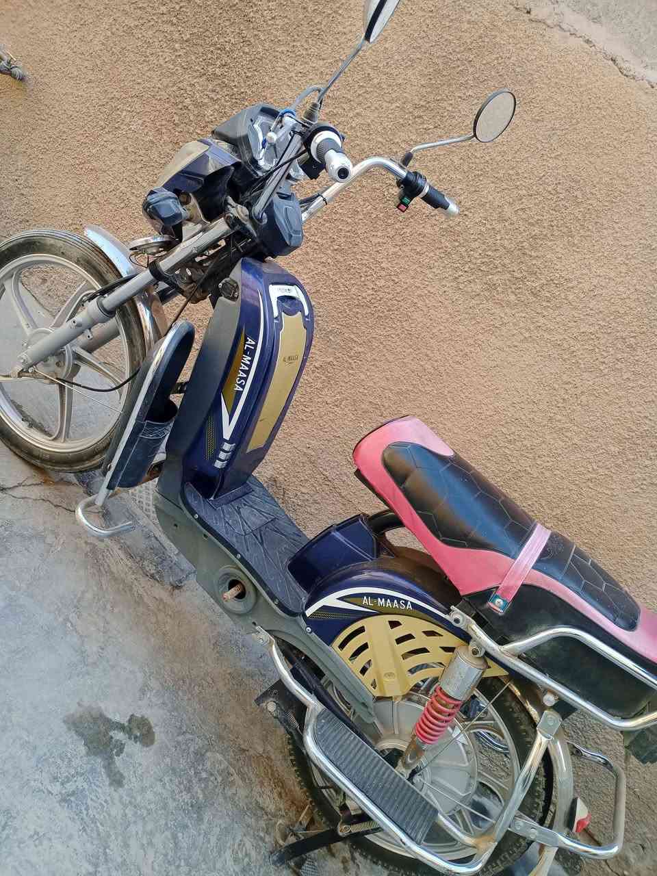 السلام عليكم ورحمةه الله 

من رخصة الادمن....
دراجة شحن للبيع النظافة كما موضح في الصور شغالة من كولشي فقط تبدل بطاريات السعر المطلوب 400 الف وبي مجال للاستفسار اكثر ***********
