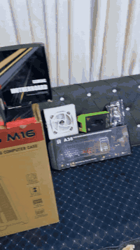 Pc كامله للبيع 
كرت rx 
هارد ssd 1T 
مبرد 
معالج كوراي 7 جيل ٤
كيس مع ٧ فانات
بورس بلاي 550 
مذر بورد كيمنك 
كيبورد + ماوس كيمنك
***********
سعره 350 بيه مجاال 
مع 8 فانات 7 داخل الكيس. و واحد هديه
