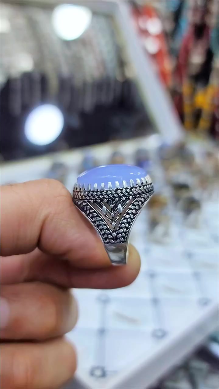 عقيق سماوي بلون الهيبة، هدوءه خادع… لكن حضوره يملأ المكان.
فضة مصاغة بإتقان حرفي، تفاصيل محفورة كأنها توقيع فخامة لا يُقلَّد.

هذا ليس خاتمًا…
هذا بيان ذوق.

لأصحاب الحضور الثقيل، والاختيارات التي ما تمشي مع القطيع.
قطعة تُلبس مرة… وتُذكر طول العمر.
جاهز ترفع مستوى أناقتك درجة فوق الجميع؟
راسلنا الآن واحجز قطعتك قبل ما تتحول من إعجاب إلى “للأسف تم البيع”. 
M:00967 780008053 

#عقيق_سماوي #خاتم_فضة #فضة_فاخرة #عقيق_فاخر #صياغة_يدوية


**إذا كنت صاحب هذا الإعلان وتريد حذفه لأي سبب، رجاءا أرسل رسالة إلى الدعم الفني**