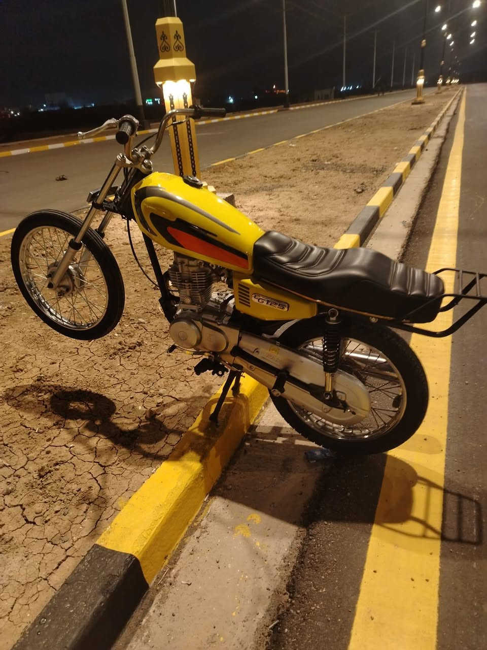 السلام عليكم دراجة نامة للبيع شاصي نامة ارشا موديل 2016 (اوراق اصولي بس وكيلها ماندلة) الدراجة مكفولة من الطول للطول مامفتوح بيها برغي اشتغلت اول اسبوعين او سحكت انوب تركتها صارلها 3 اشهر البارحة طلعتها واريد ابيعها الدراجة ماماشية ابد المكينة جديدة بالباكيت نامة الاصلي مو امتياز او كلها اصلية الغرض سيد خلدون مكينة مجمع ماكس ويمك الحساب السعر خاص الرقم، ***********
