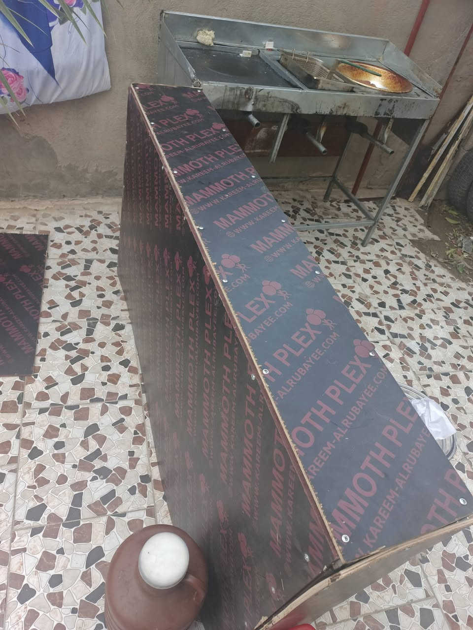 السلام عليكم اخوان عدي ذني الغراض شواية مال فلافل وفنكر وبركر +ميز مترة و87 بغداد جسر ديالئ
***********
