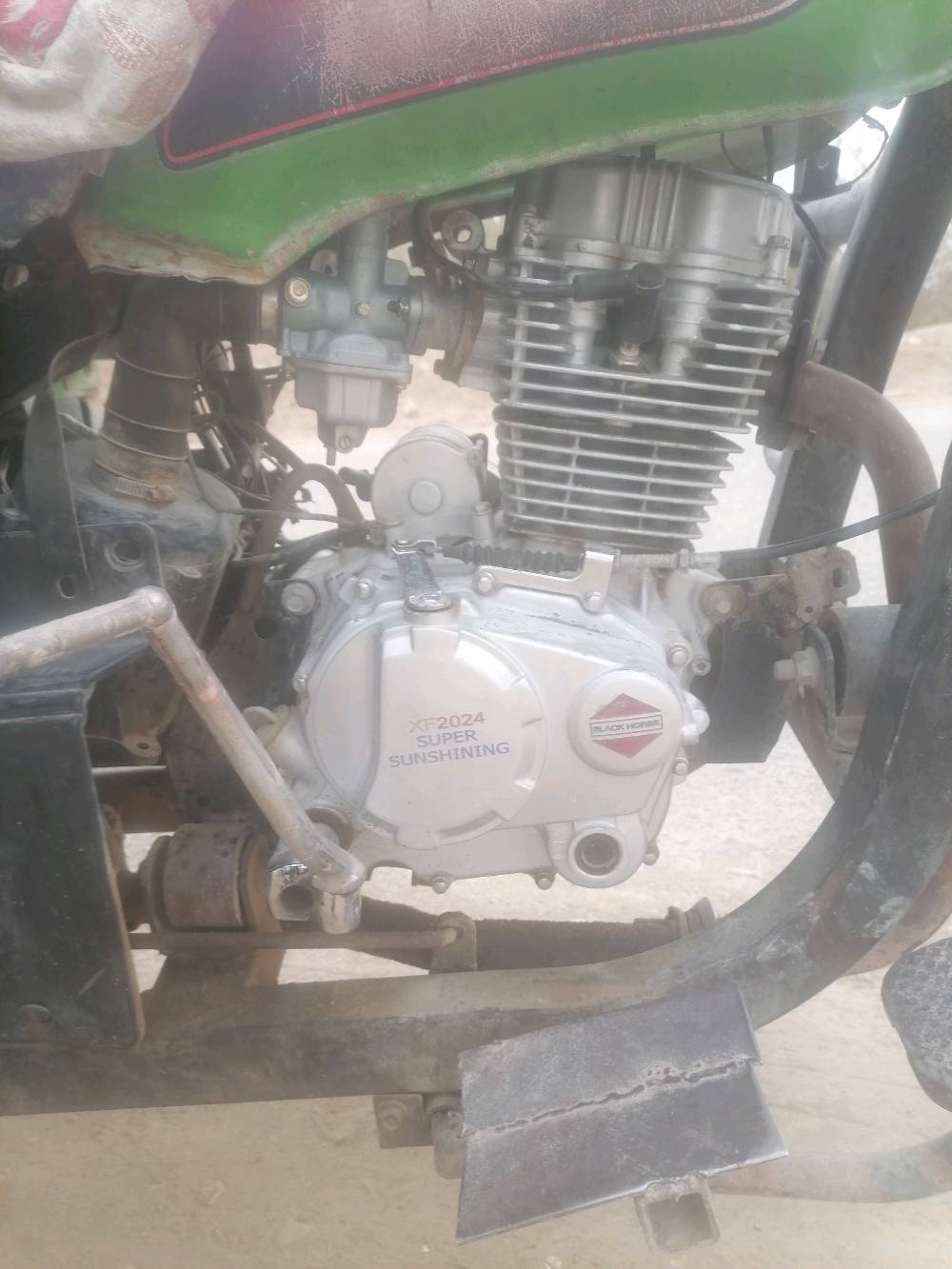 ستوتة للبيع بحالة جيدة، لونها أخضر ومزينة برسومات جميلة. المحرك قوي ونوعية 'Super Sunshining'، توفر أداء ممتاز للاستخدام اليومي في التنقل أو نقل البضائع. التصميم يسمح بتحمل الأوزان الثقيلة وفيها مساحة كافية لتحميل بضائعك المختلفة. مناسبة جداً للاستخدام الشخصي أو التجاري وتأتي مع مقعد مريح وسهل القيادة في الطرقات المختلفة.