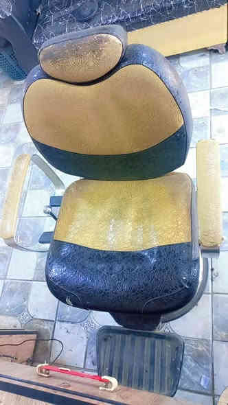 سلام عليكم كراسي 2للبيع نضيفات كلاشي شقل بيهن   سعرهن 200بيهن مجال حك جيه مكاني بغداد ليوسفيه‏‪***********‬‏
