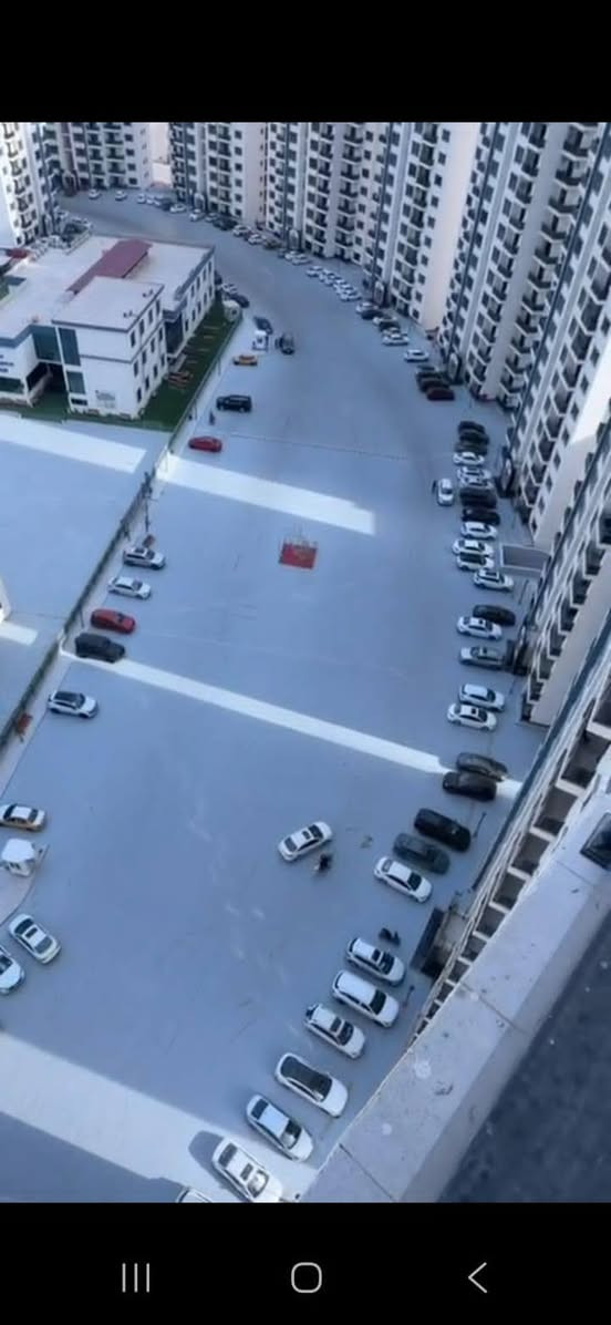 سلام عليكم 
شقة للايجار فارغة بمجمع دار السلام
مساحة 134م طابق 16 بناية D8
 تفاصيل الشقة:

▪️ صالة استقبال واسعة 
▪️ ثلاث غرف نوم 
▪️ مطبخ 
▪️ مخزن
▪️ حمام
▪️ بلكونتان بإطلالة جميلة

 مميزات المجمع:
▪️ أمن وحراسة
▪️ ماء وكهرباء 24 ساعة
▪️ ملاعب
▪️ مدارس وروضة وحضانة
▪️ أسواق وخدمات متكامل

اسة
▪️ ماء وكهرباء 24 ساعة
▪️ ملاعب
▪️ مدارس وروضة وحضانة
▪️ أسواق وخدمات متكاملة

ايجار الشقة 800 الف
للتواصل ***********
