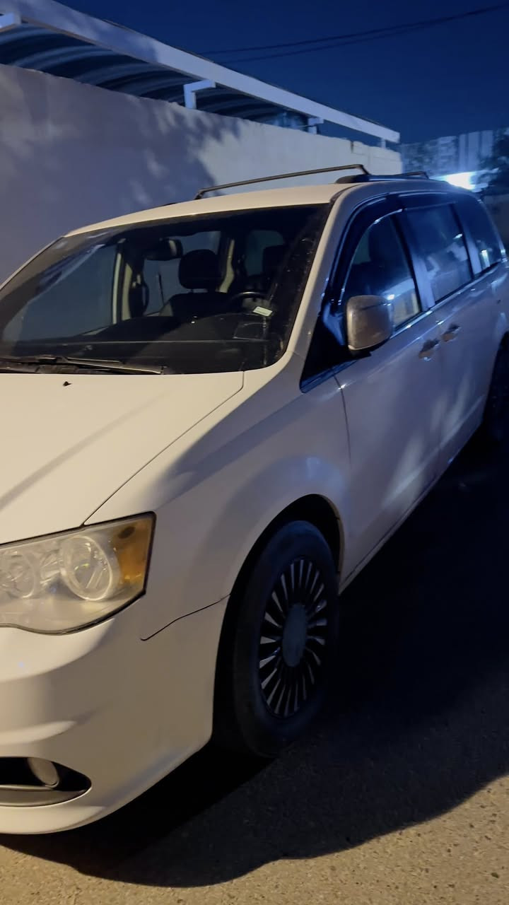 السلام عليكم اخوان 
دوج كراند كرفان موديل 2020 مشروع وطني تحويل ثاني يوم سيارة ب اسمي ماشية 80الف كيلو  
السيارة فئة GT فول مواصفات تحكم ستيرن 4 جهات 
مثبت سرعة 
مقياس الإطارات 
شاشة اعطال 
كشنات كهرباء +تدفئة 
مري كهرباء + تدفئة 
أسترين  تدفئة 
مكينة 3,600
بردات بلادية خلفية 
فرس سقف وأرضي 
كشنات جلد اسود سياحي 
بيبان كهرباء 
جنطة كهرباء + شفط 
كروز مثبت سرعة 
تشغيل عن بعد 
كامرة خلفية 
حساسات خلفية 
منظومة زنون شمسي  عالي ناصي شرط نهار 
تبريد 3 قطع شاشة 
جام 6 كهرباء 
السياره وارد امريكي بيهه ضربه خفيفه با باب كهربائي گير واير باگ سليمات رايدهه ب30 مطلوب ارد ابيعها الي يريد يشتري يراسلني ***********
