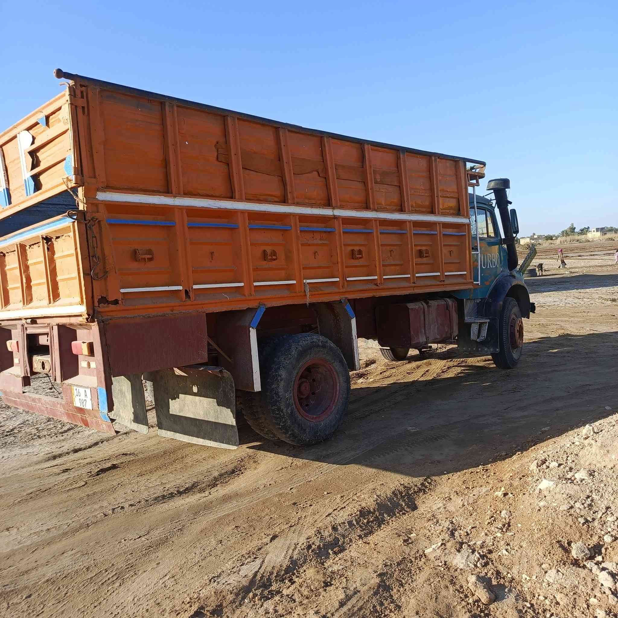 السلام عليكم 
سياره عشراويه للبيع شاصي مكفول وگير مكفول 
ومحرك مكفول وأكسن مكفول 
وغماره مصبوغه بدون معجون 
رقمه انگليزي وبسمي 
والاستفسار 
***********
