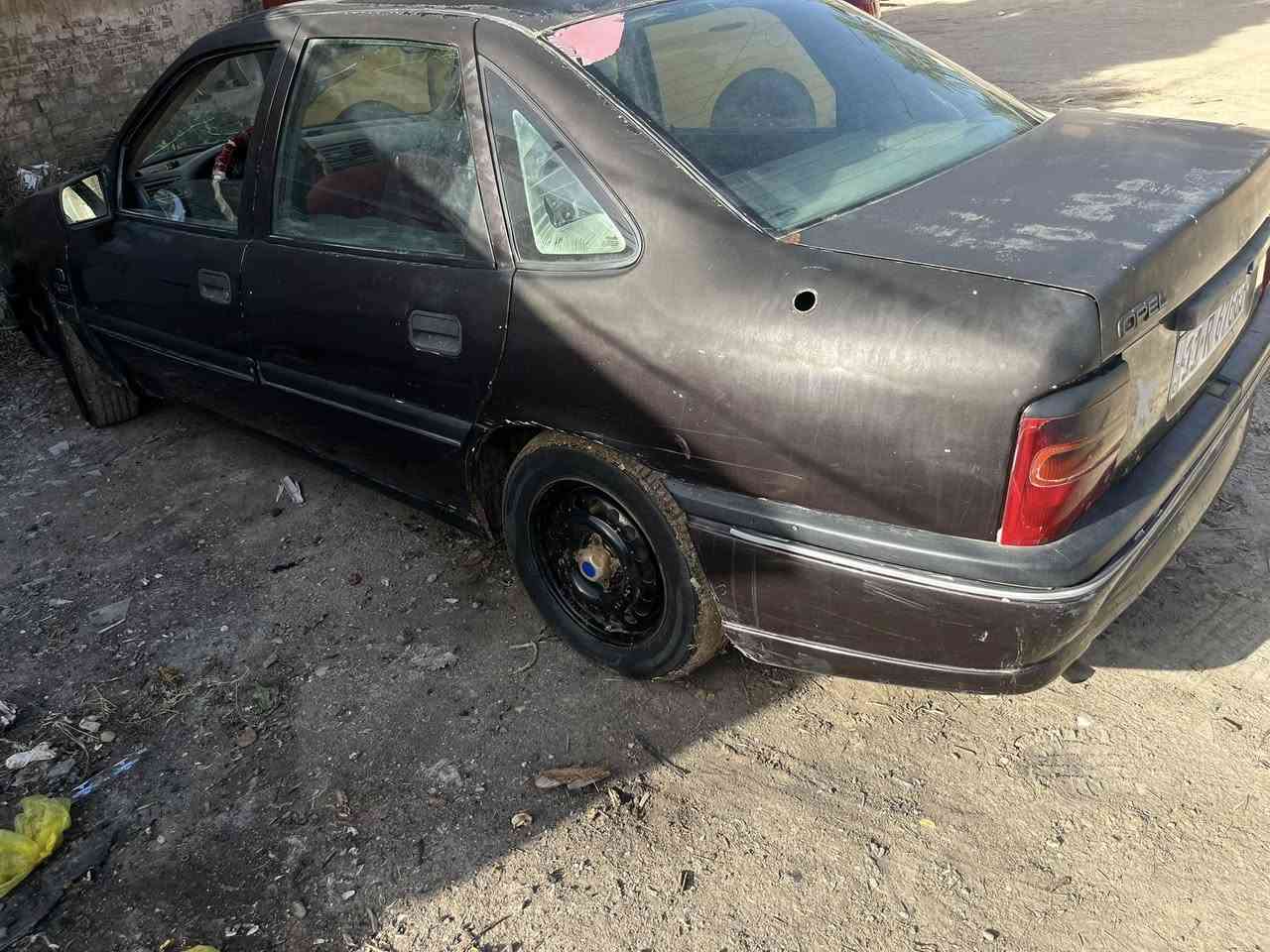 السلام عليكم للبيع فكترا 1600 رقم بغداد انكليزي  بـ اسمي تحويل ثاني يوم  السعر 26 وبيها مجال بسيط           مكاني بابل_الحله _ الهاتف ***********
