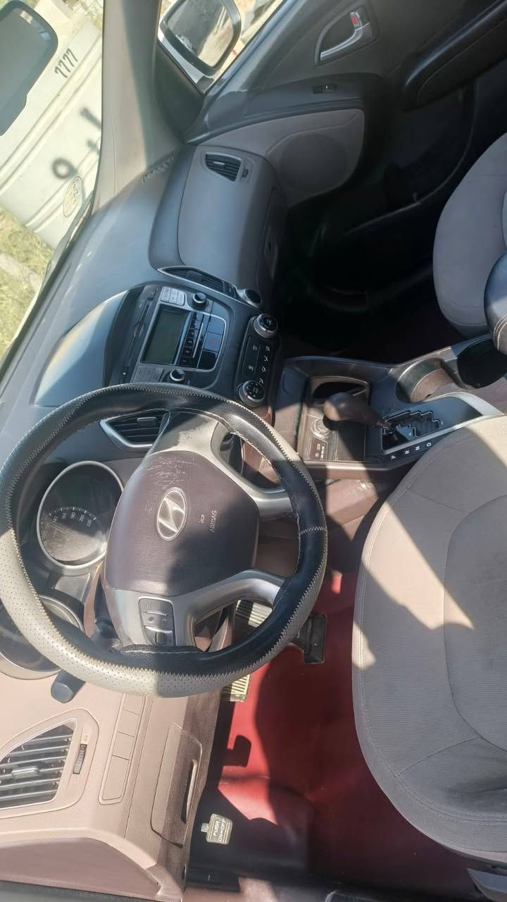 يا الله .  السياره السلام عليكم توسان خليحي كفاله عامه جاهزه حداديه تخم تاير كهربائيات مابيه أي نقص موديل 2013 تحويل مباشر رقم سليمانية سونار مرفوق مع المنشور محرك كير تبريد كله بشرط السعر 135عنواني بابل للاستفسار الاتصال على الرقم.  ***********
