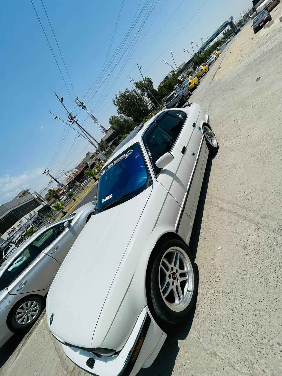 bmw e34 
520 كير عادي عليها محرك 25  
صبغ عام جمالية مكينة كير شرط 4 جام كهرباء 
فتحة سقف مري صقر بجم عريض لايت تحكم عالتليفون اضائة داخلية تحكمات طخم امامي خلفي تبريد ويا السويج بدون ضرر وايرمنية كلها شغالة ونظيفة غرفتها M كشنات M جلد دعامية امامية وخلفية M  لايت زينون بجم امامي وخلفي دخاني بأسمي شرط التحويل السيارة ماشالله عليها نظرتها بالشارع تخبل 🩷 
سعرها 60 وبيها مجال بسيط للشراي مو شراي اعبر المنشور 
*********** مكاني موصل
