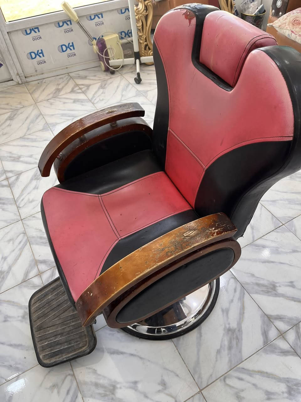 غراض حلاقه للبيع      كرسي عدد 2.     مرايات عدد 2 و فاترينا 
 مكان حله ابي غرق  *********** - ***********
