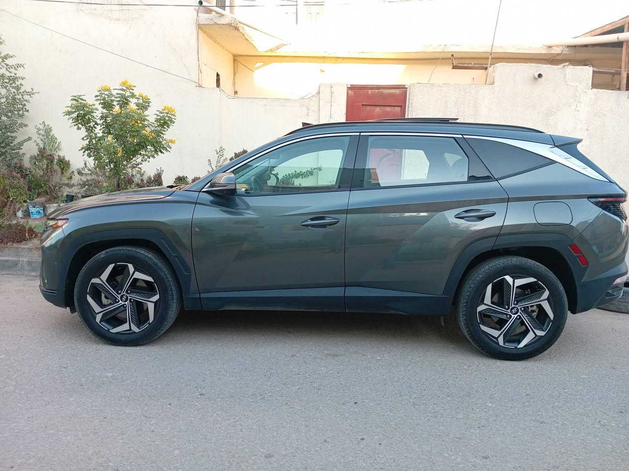 السلام عليكم هونداي توكسان  موديل 2023
بانزين لمتد vip فول الفول أمريكي
لون السيارة رمادي 
دخول جديد مرقمة نجف
المواصفات LIMITED VIP
1- بصمة تشغيل 
2- بصمة أبواب لمس دخول ذكي 
3- بنوراما على طول السيارة 
4- صندوق كهرباء شفط 
5- كامرات 360 درجة 
( جانبية - أمامية - خلفية ) 
6- كامرات مع الأشارة 
7- السيارة تتقدم وترجع بالبصمة 
8- تبريد تدفئة كشنات أمامية 
9-داخل و كشنات جلد لون أسود ملكي 
10- كشنات كهرباء 
11- أضواء محيطية  
12- كشنات خلفية هيتر 
13- مرايات تعتيم ذاتي 
14- أبل كار بلي 
15- أندرويد أوتو 
16- شاشة دجيتل 3 أشكال للقيادة 
17- أشاير ترحيب 
18- أضواء أمامية LED زنون 
19- أضواء خلفية LED
20- دفع رباعي
21- فول أوامر صوتية 
22- جامات أوتو 
23- قطعتين تبريد 
24- أشارات بالمري
25- گير دگم 
26- شفتات ستيرن 
27- تحكمات ستيرن 
28- تدفئة ستيرن
29- محرك 2500المرغوب 
30- هاند بريك بصمة 
31- شحن واير ليس 
32- منافذ شحن 
33- أوتو هولد 
34- تشغيل عن بعد 
35- السيارة أوتو بارك 
36- حساسات  أمامية 
37- حساسات خلفية 
38- گير AT المرغوب 
39- رادار أمامي رادار خلفي رادار جانبي 
40- نقطة عمياء 
وبعد بيها هوآآي مواصفات 
ممشى السيارة ( 41 الف كيلو حقيقي) 

السيارة جدا جدا جديدة وغرفتها بعد احلى وبدون شخط وبلعافية على الياخذها بيها جاملغ جهة السكن وبنيد نفسه فقط وكلير الجاملغ الخلفي جهة اليسرة والباب خلف السكن بدون فتح مجرد كلير اثر شخط

مكان السيارة النجف 

السعر198$$وبيها مجال 

رقم الهاتف ***********
